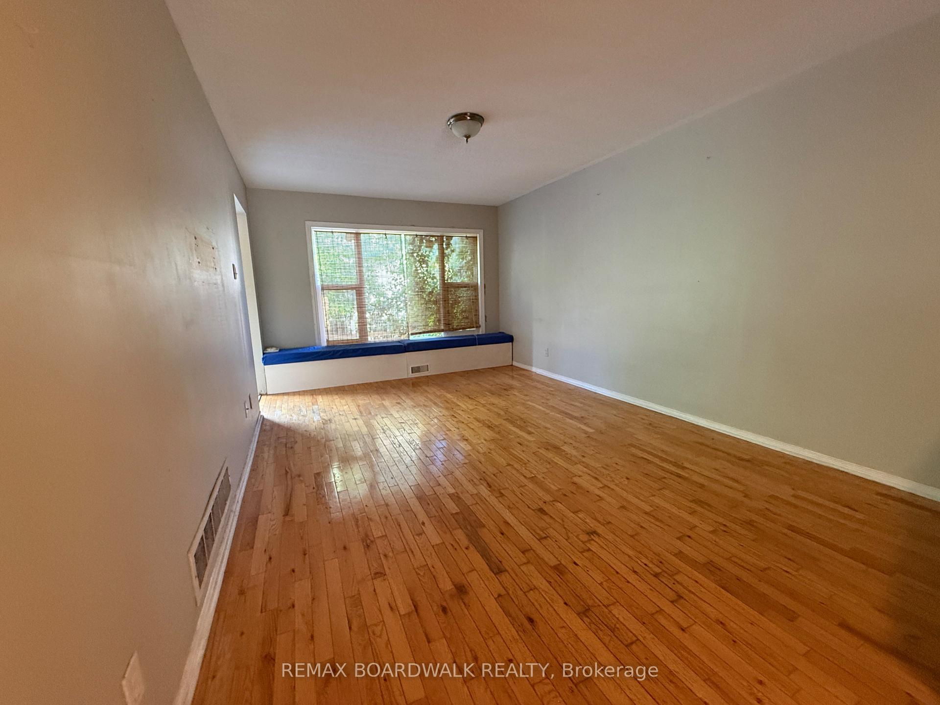 Photo 4 of 11 Meadowbreeze Drive, Ottawa, Kanata - Emerald Meadows/Trailwest — HOMEH