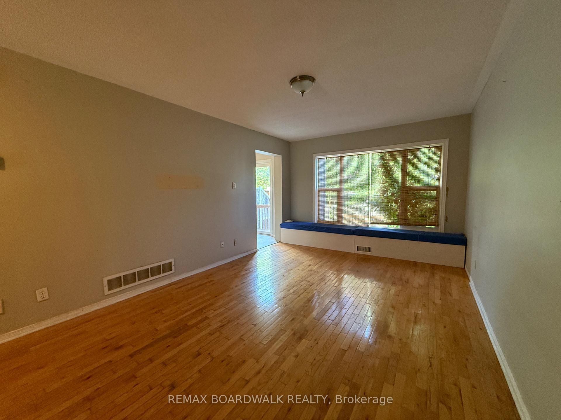 Photo 5 of 11 Meadowbreeze Drive, Ottawa, Kanata - Emerald Meadows/Trailwest — HOMEH