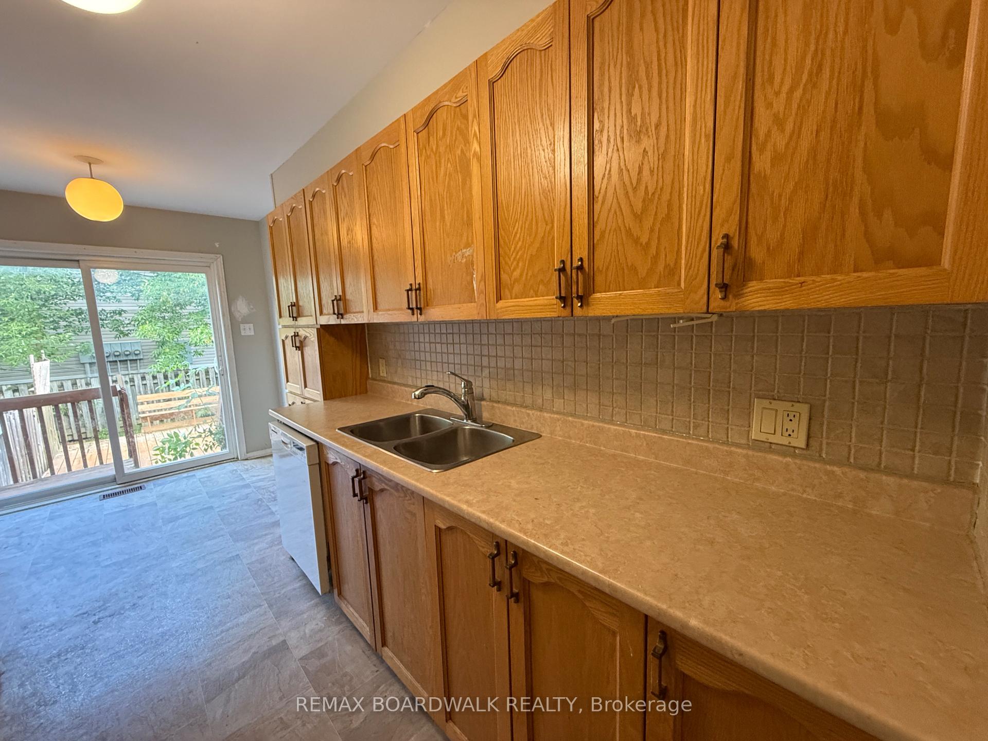 Photo 7 of 11 Meadowbreeze Drive, Ottawa, Kanata - Emerald Meadows/Trailwest — HOMEH