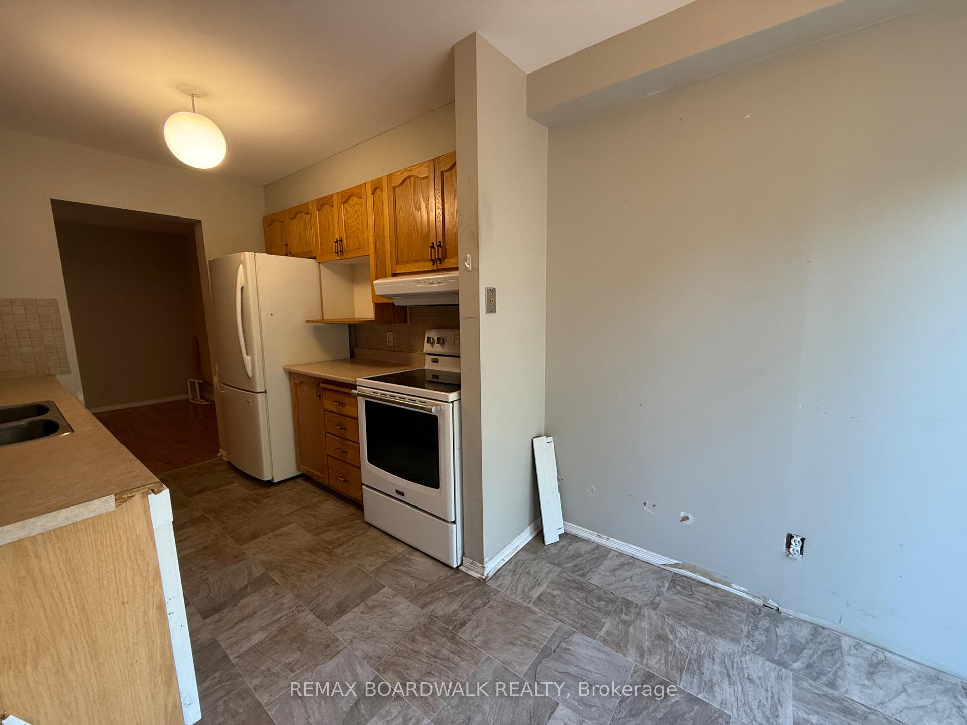 Photo 8 of 11 Meadowbreeze Drive, Ottawa, Kanata - Emerald Meadows/Trailwest — HOMEH