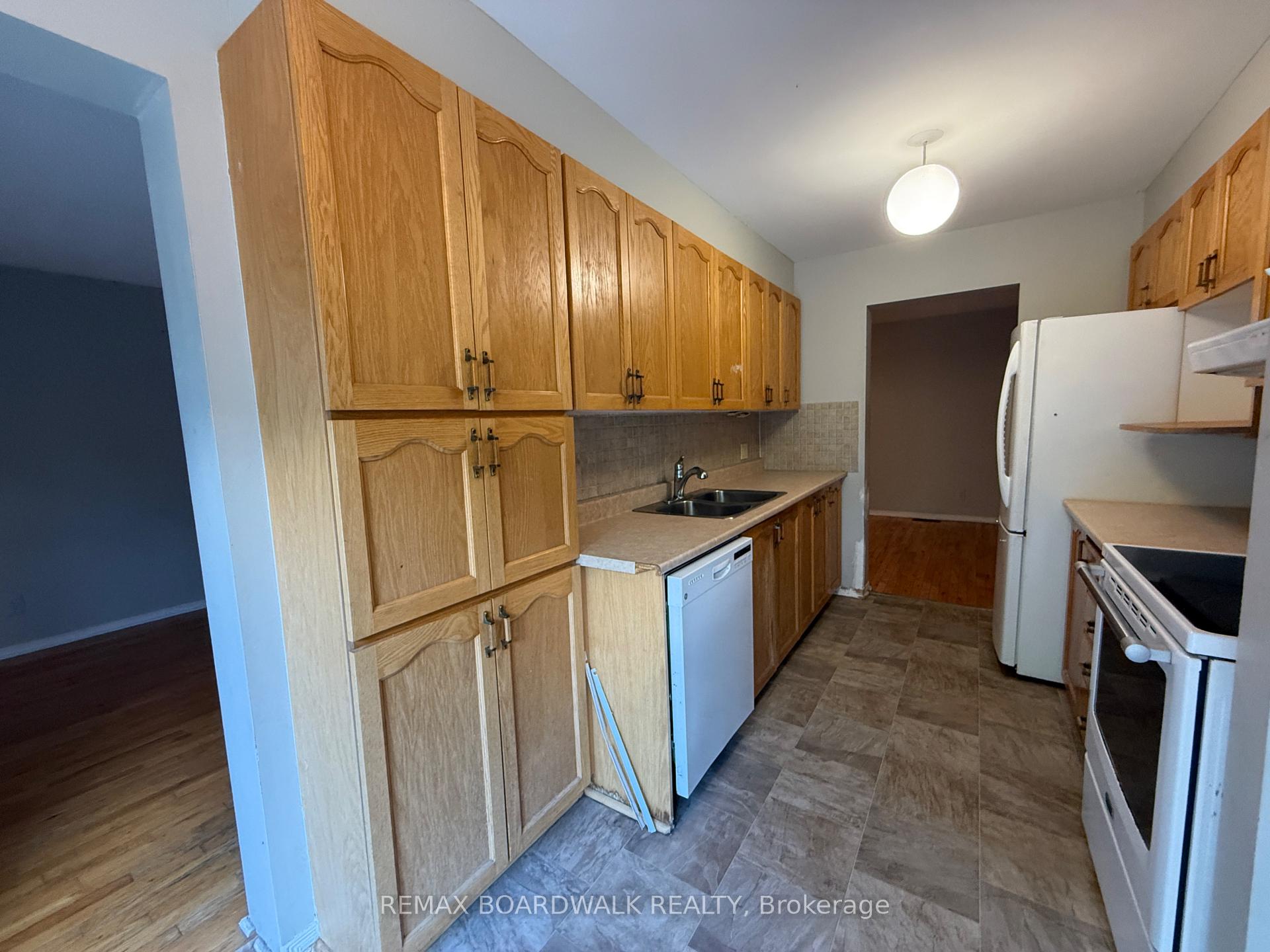 Photo 9 of 11 Meadowbreeze Drive, Ottawa, Kanata - Emerald Meadows/Trailwest — HOMEH