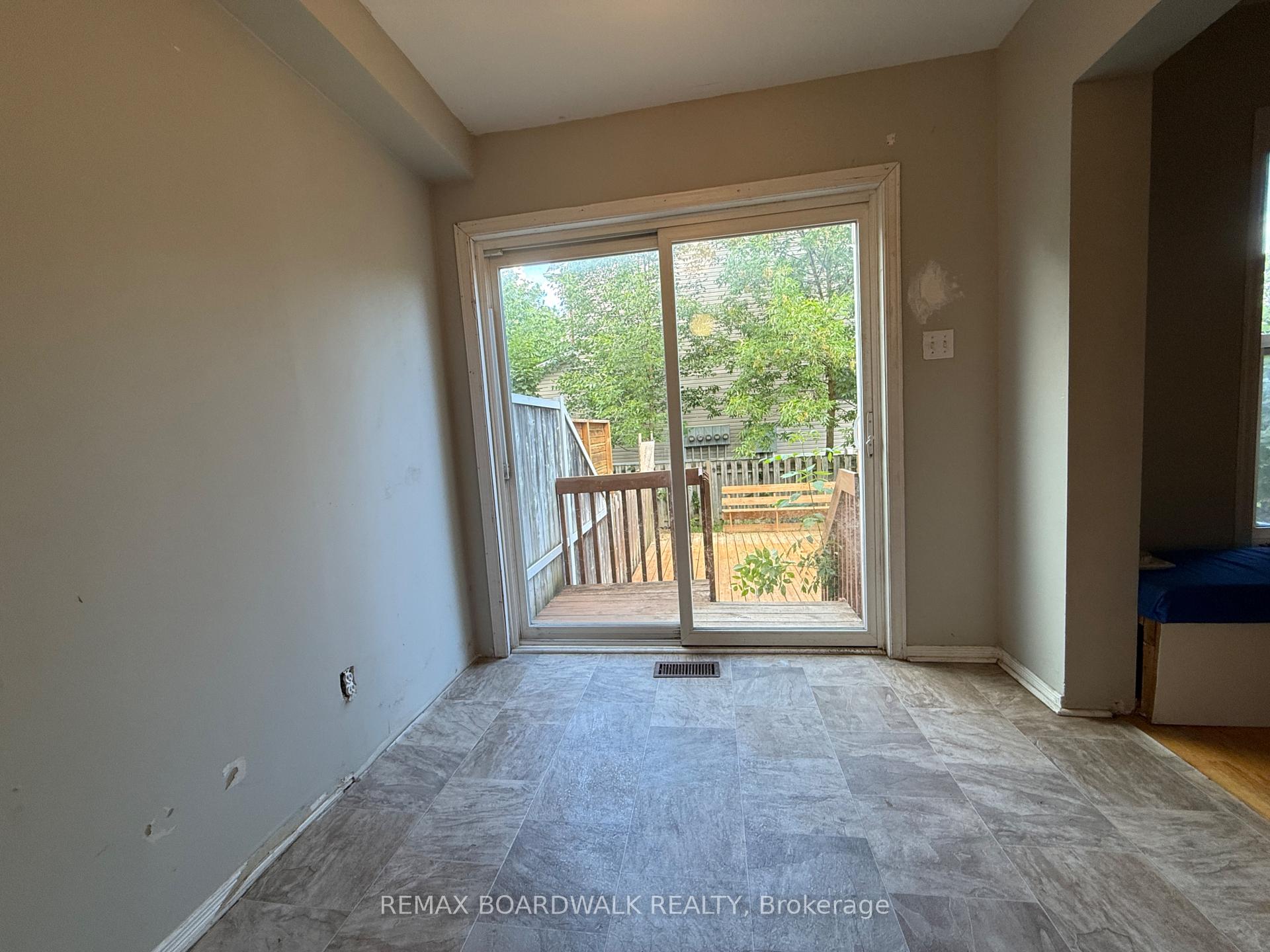 Photo 10 of 11 Meadowbreeze Drive, Ottawa, Kanata - Emerald Meadows/Trailwest — HOMEH
