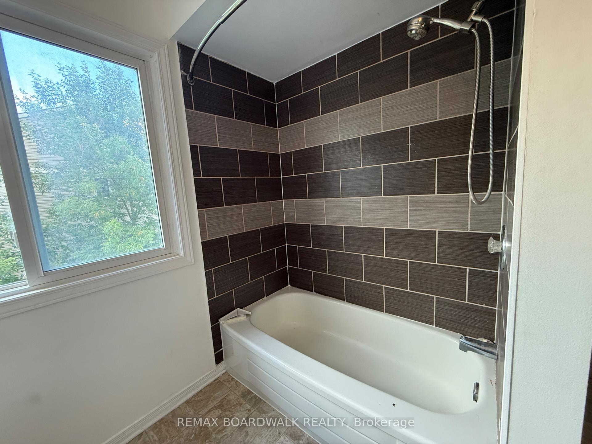 Photo 16 of 11 Meadowbreeze Drive, Ottawa, Kanata - Emerald Meadows/Trailwest — HOMEH