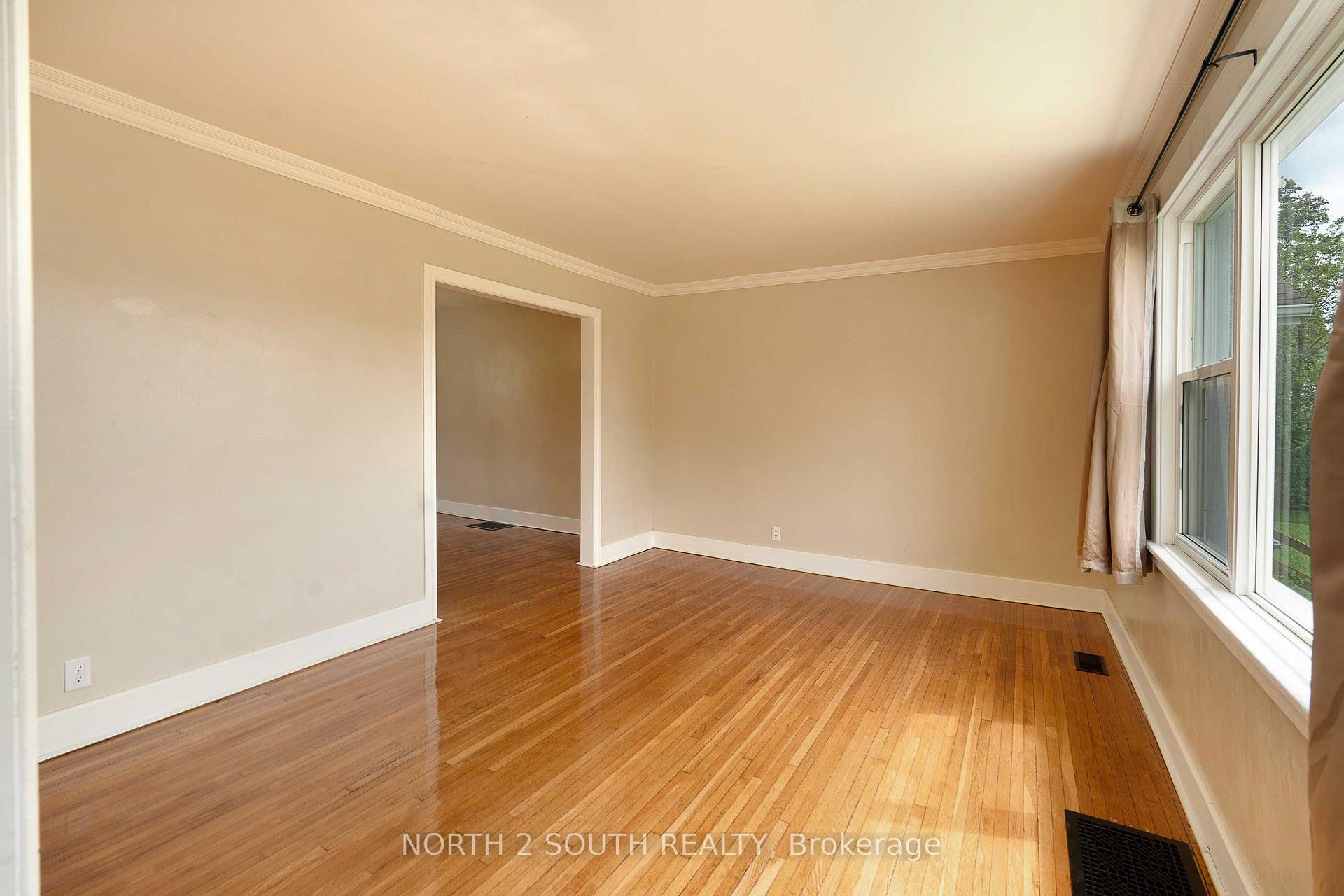 Photo 6 of 1604 Bruce Avenue, Windsor, South Central - Windsor — HOMEH