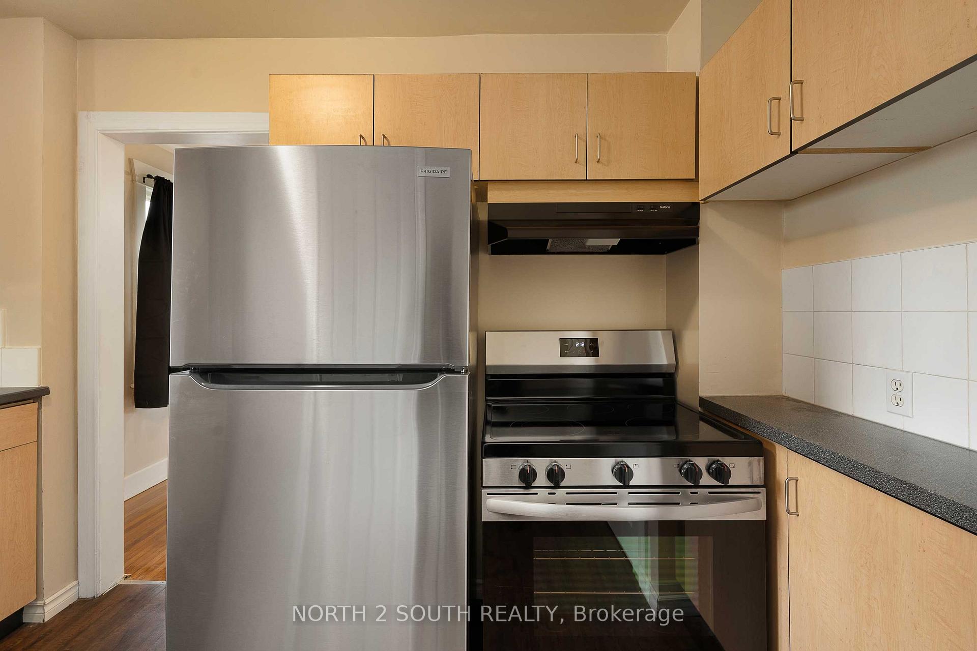 Photo 7 of 1604 Bruce Avenue, Windsor, South Central - Windsor — HOMEH
