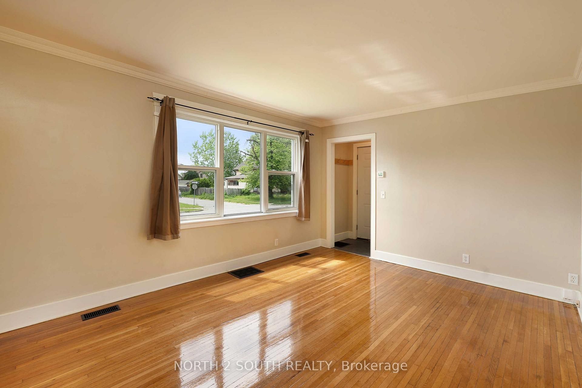 Photo 8 of 1604 Bruce Avenue, Windsor, South Central - Windsor — HOMEH