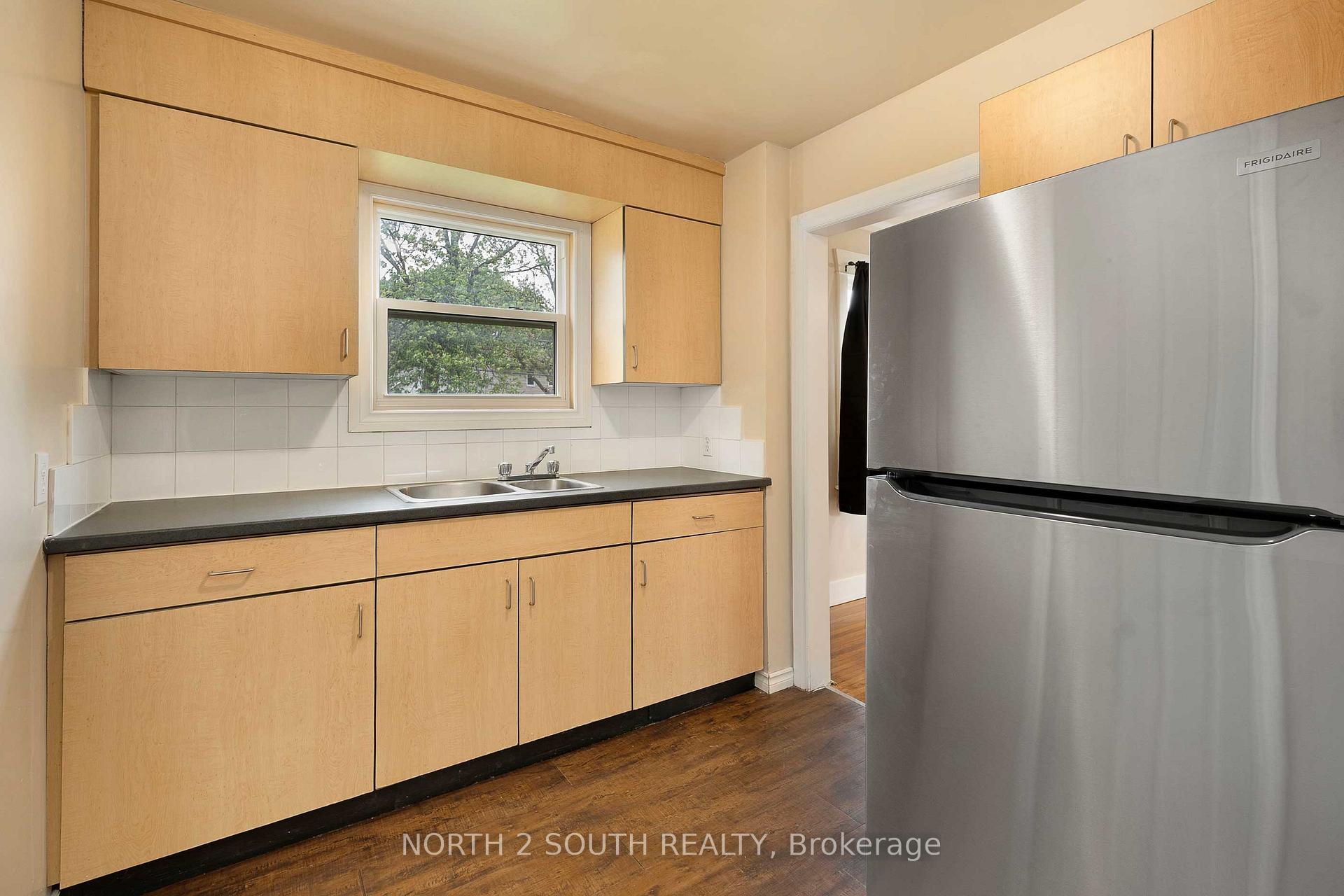 Photo 12 of 1604 Bruce Avenue, Windsor, South Central - Windsor — HOMEH