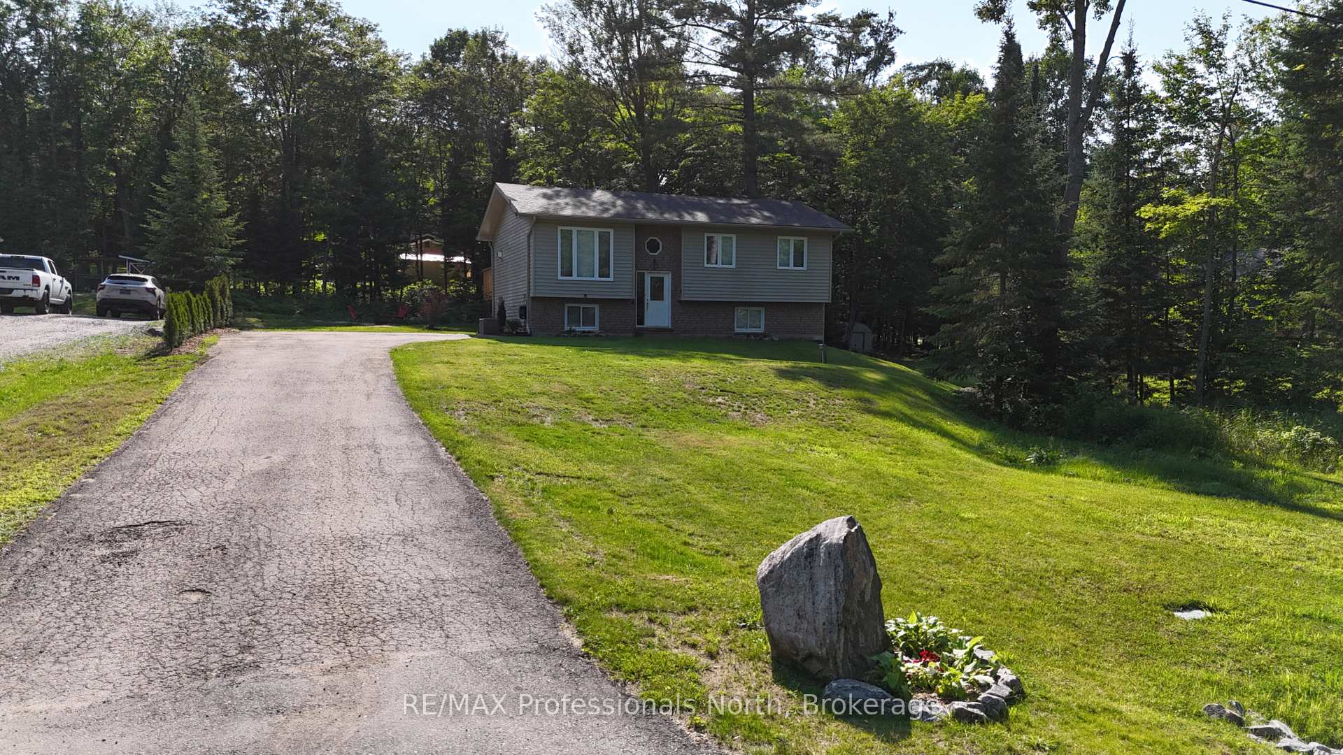 Photo 1 of 1036 Post Road, Bracebridge, Macaulay — HOMEH