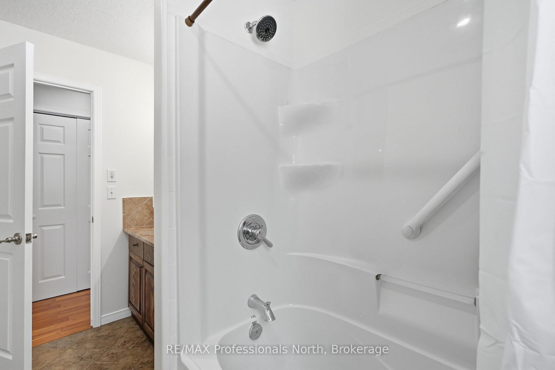 Photo 24 of 1036 Post Road, Bracebridge, Macaulay — HOMEH