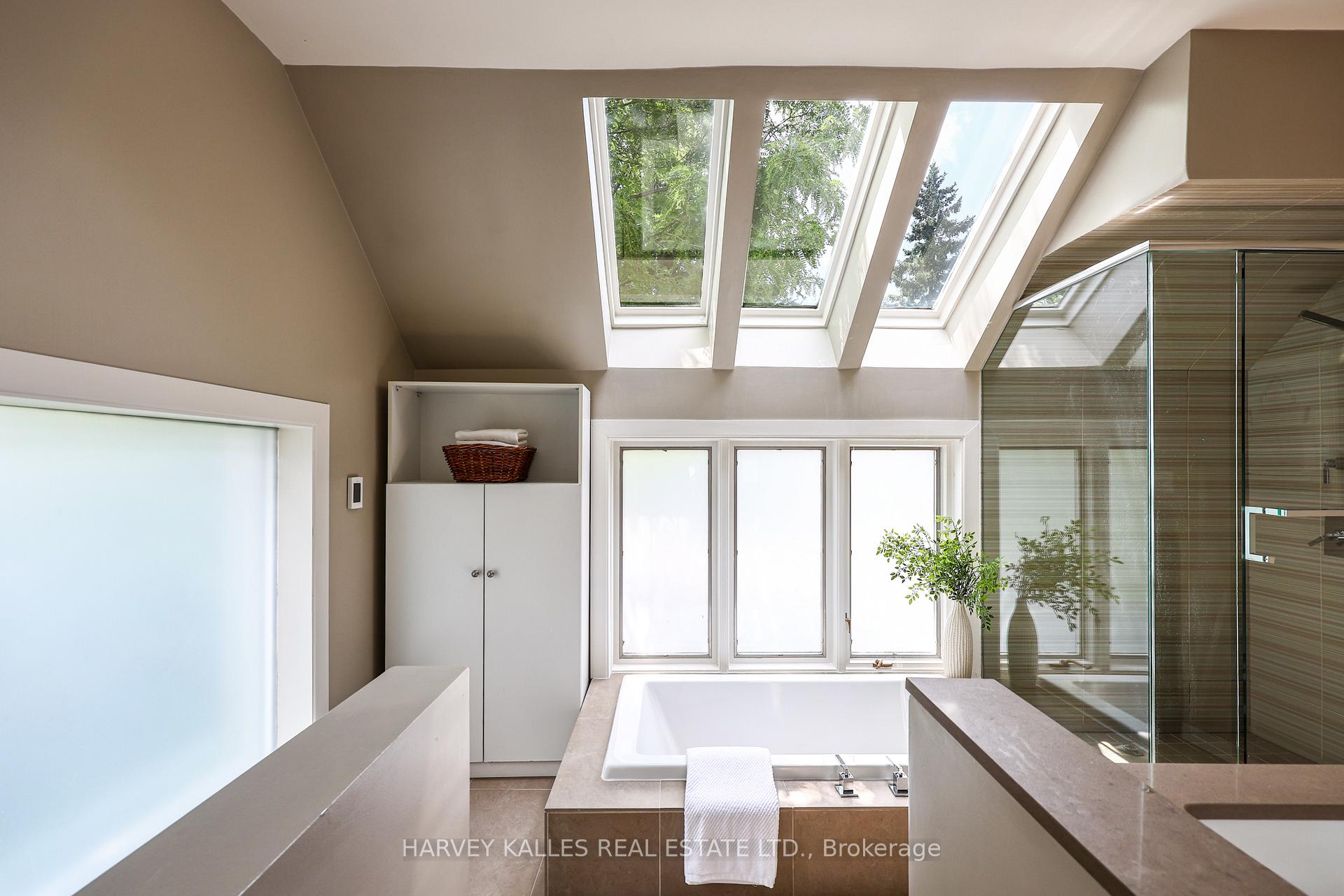 Photo 29 of 127 Strathallan Boulevard, Toronto, Lawrence Park South — HOMEH