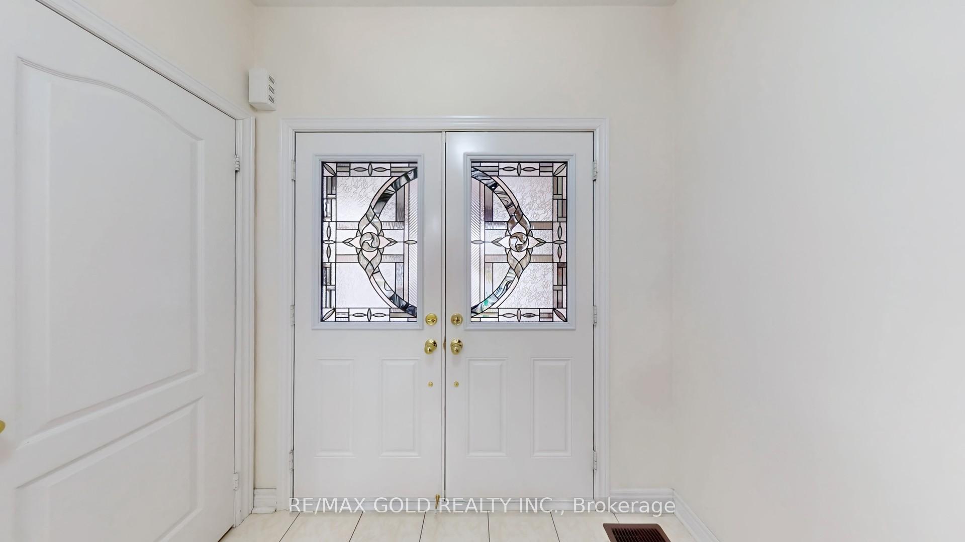 Photo 5 of 18 Kawana Road, Brampton, Bram West — HOMEH