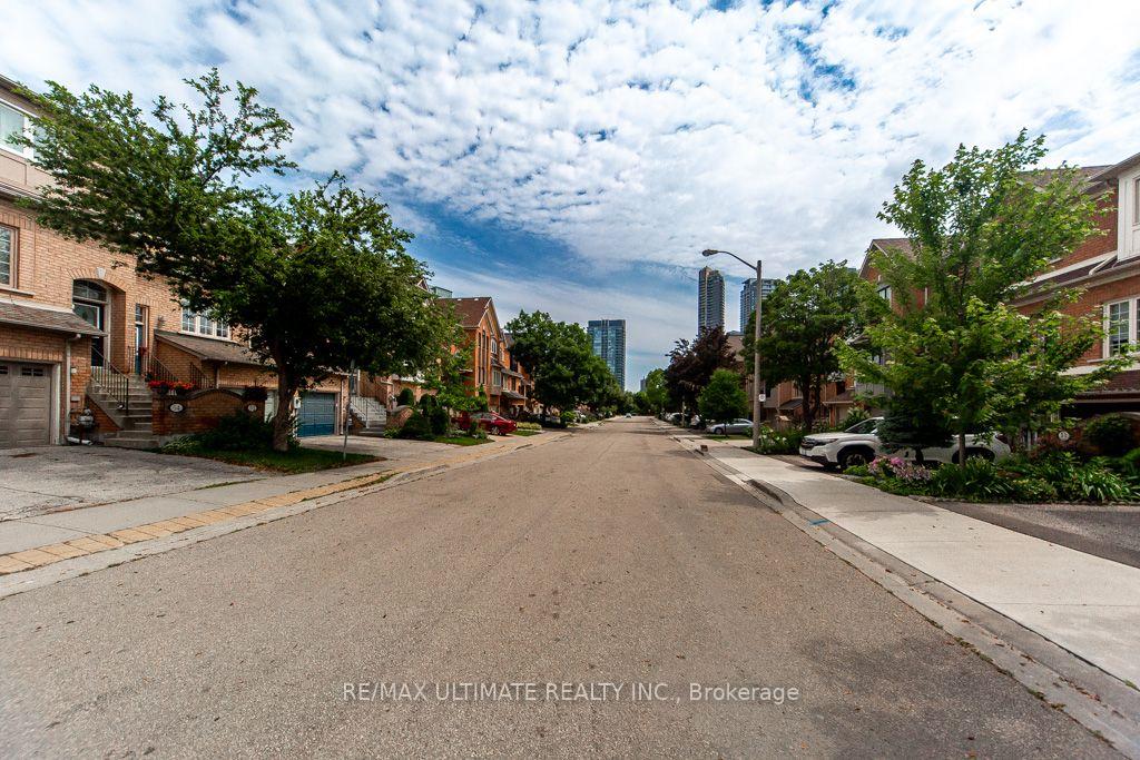 Photo 2 of 52 Bluewater Court, Etobicoke, Mimico — HOMEH
