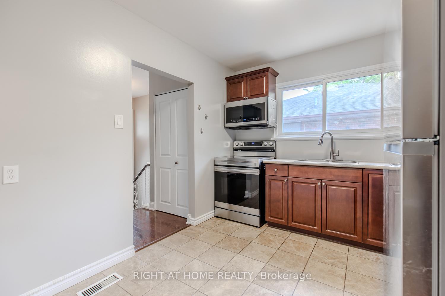 Photo 11 of 12 Murellen Crescent, North York, Victoria Village — HOMEH