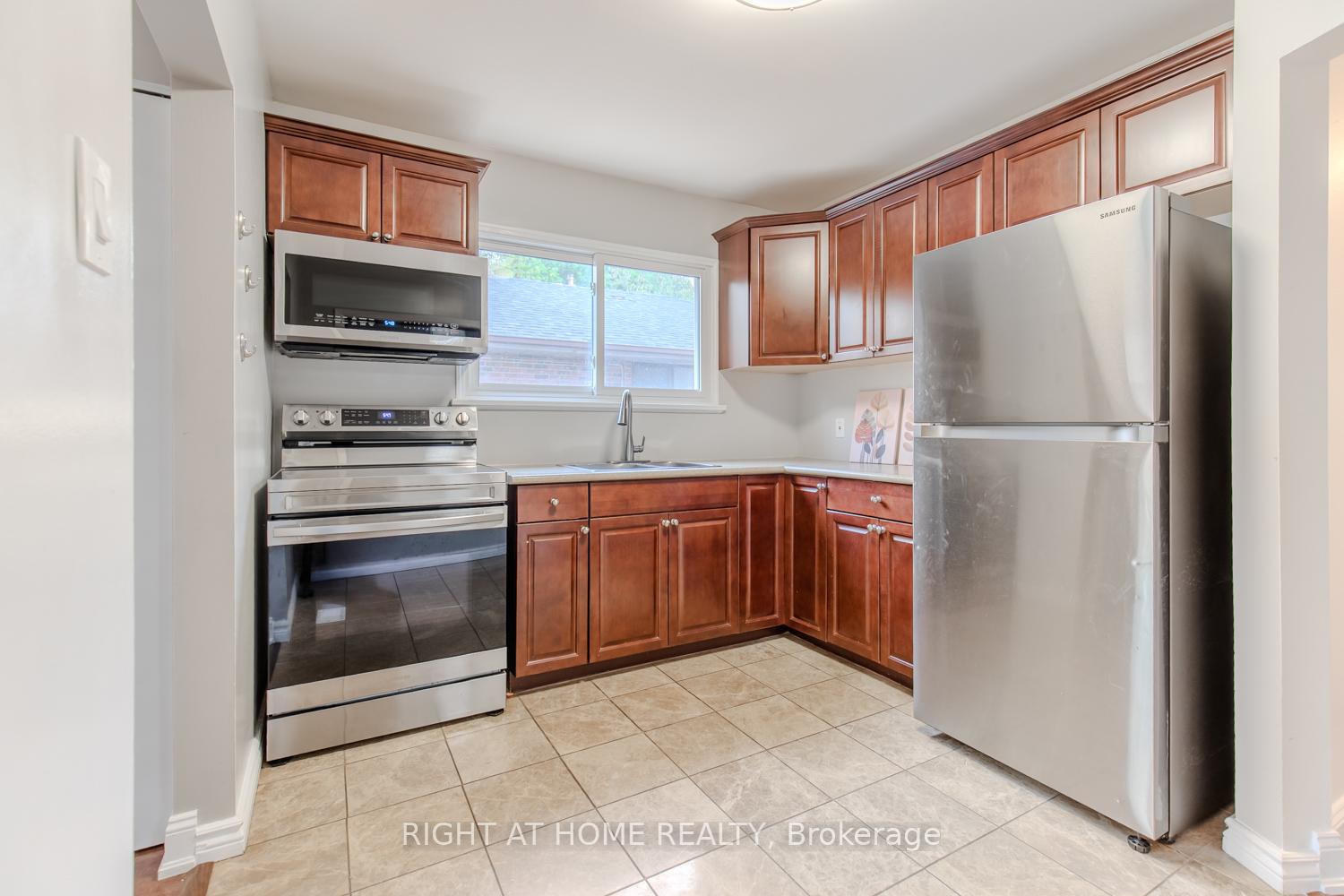 Photo 12 of 12 Murellen Crescent, North York, Victoria Village — HOMEH