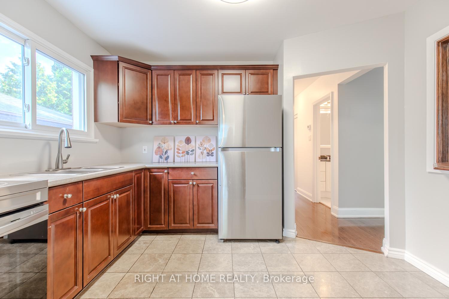 Photo 15 of 12 Murellen Crescent, North York, Victoria Village — HOMEH