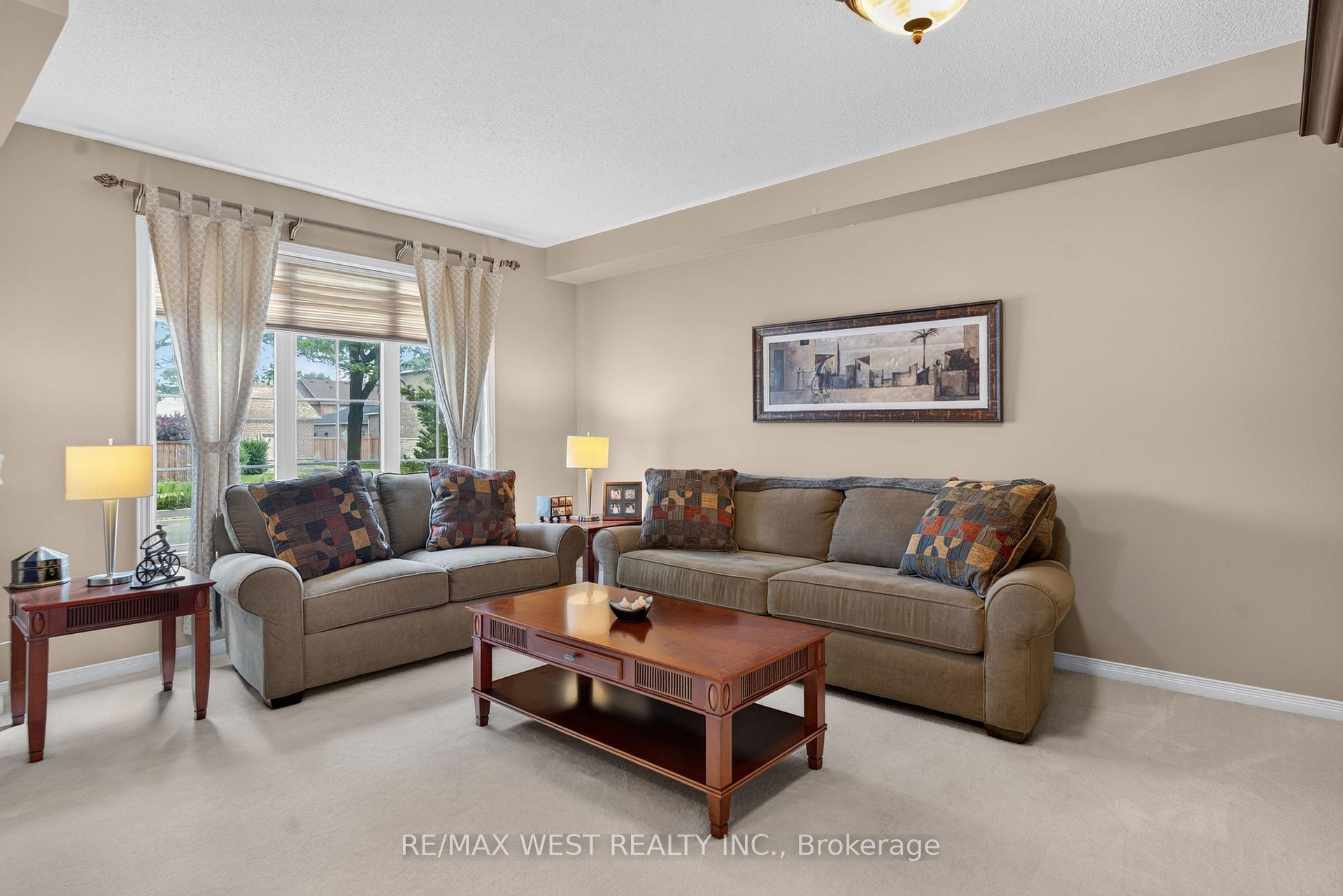 Photo 2 of 49 Sonoma Boulevard, Vaughan, Sonoma Heights — HOMEH