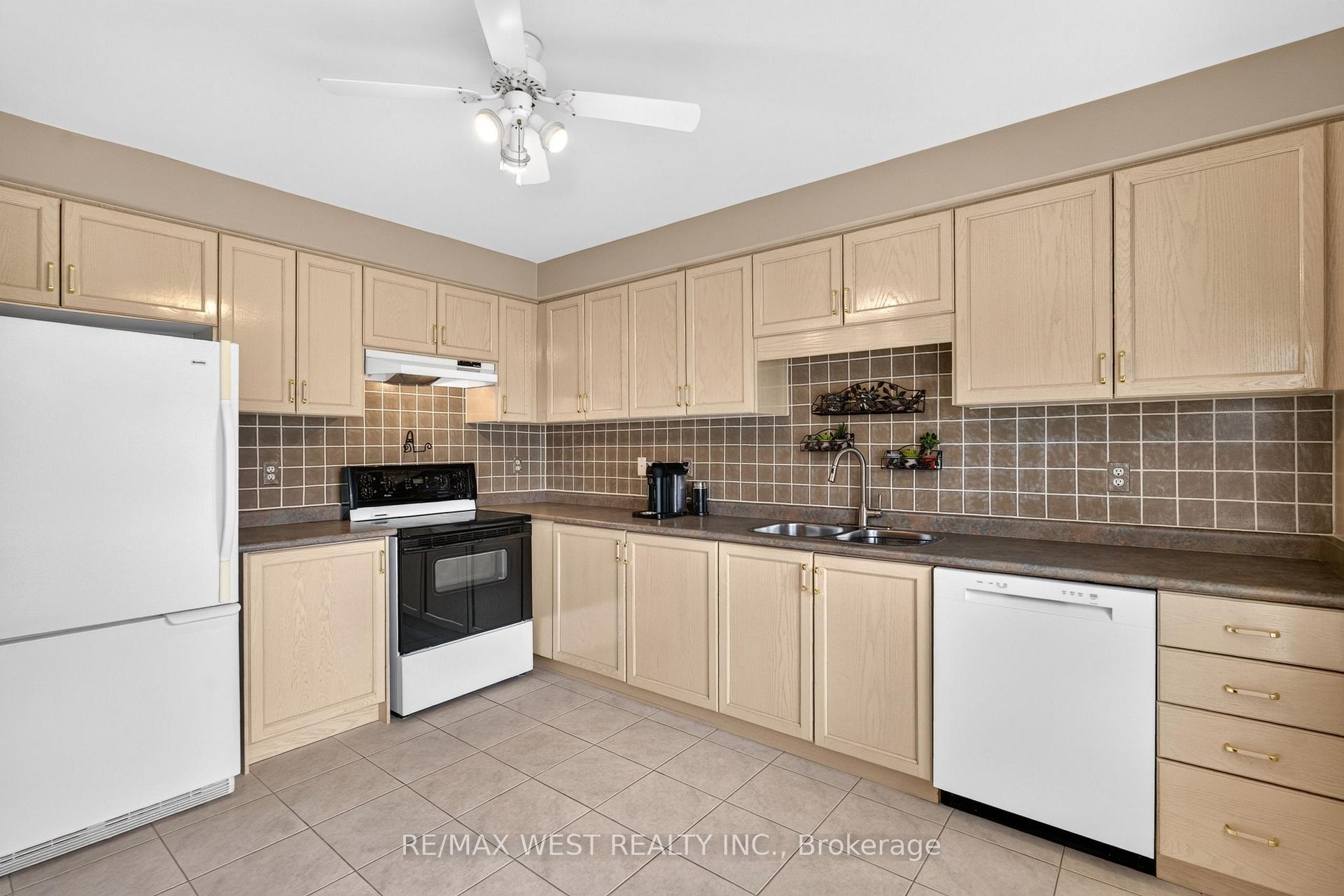 Photo 5 of 49 Sonoma Boulevard, Vaughan, Sonoma Heights — HOMEH