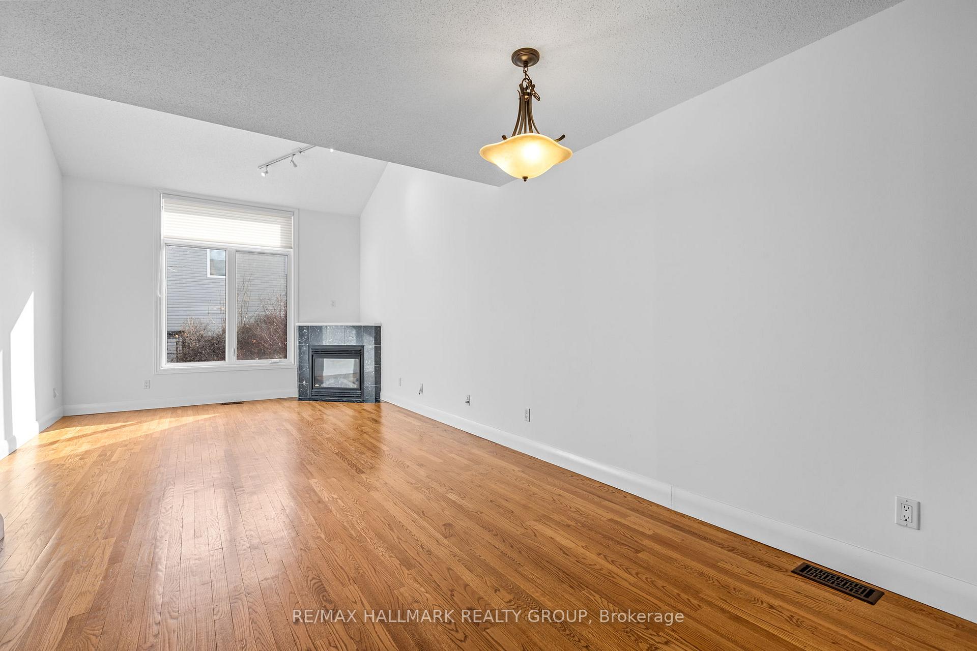 Photo 9 of 988 Lucille Way, Ottawa, Notting Hill/Summerside — HOMEH