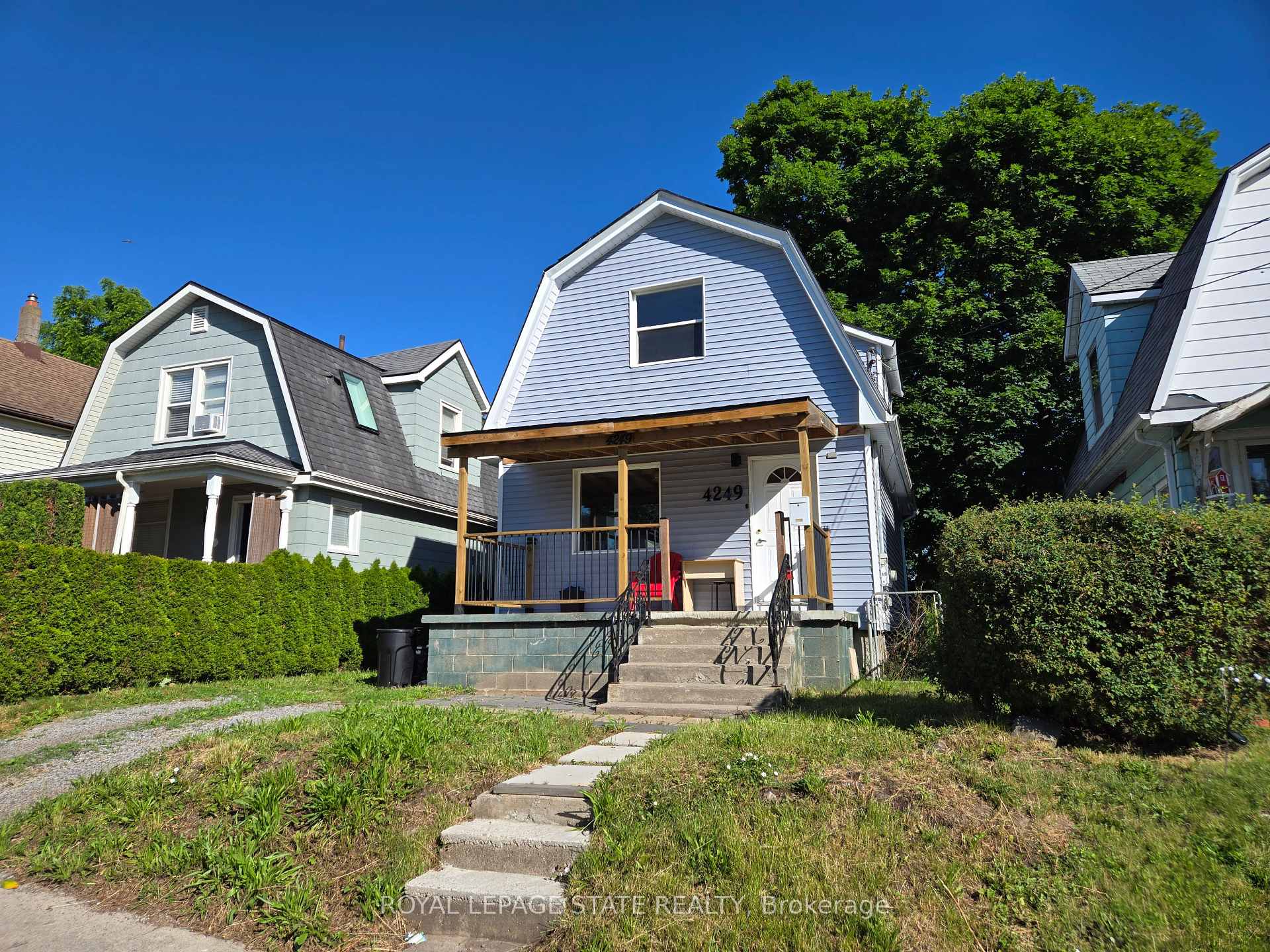 Photo 2 of 4249 Elgin Street, Niagara Falls, Downtown — HOMEH