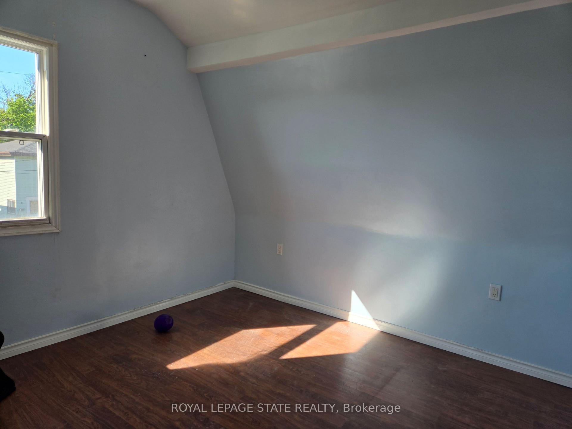 Photo 12 of 4249 Elgin Street, Niagara Falls, Downtown — HOMEH