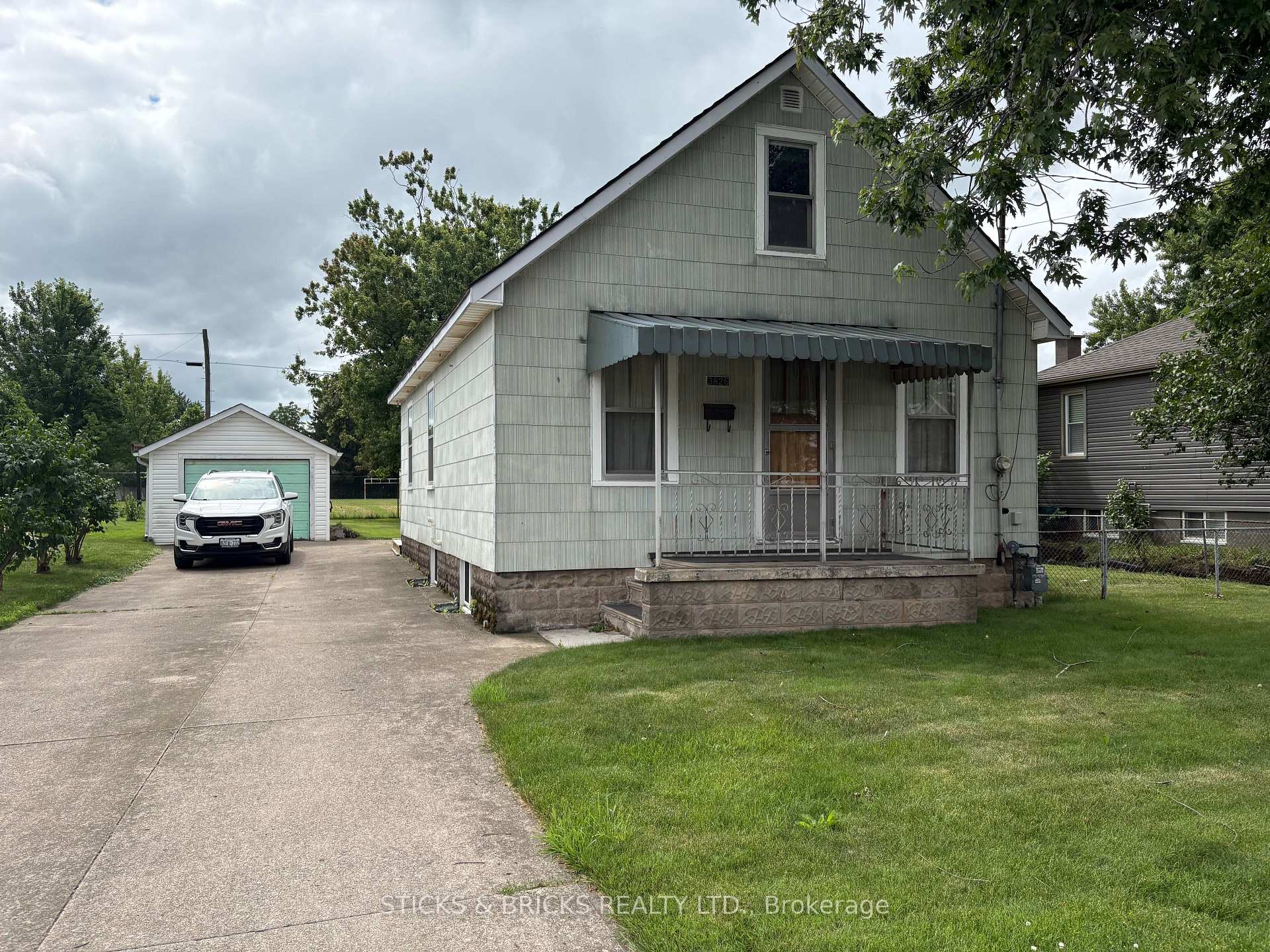 Front of 3826 Welland Street