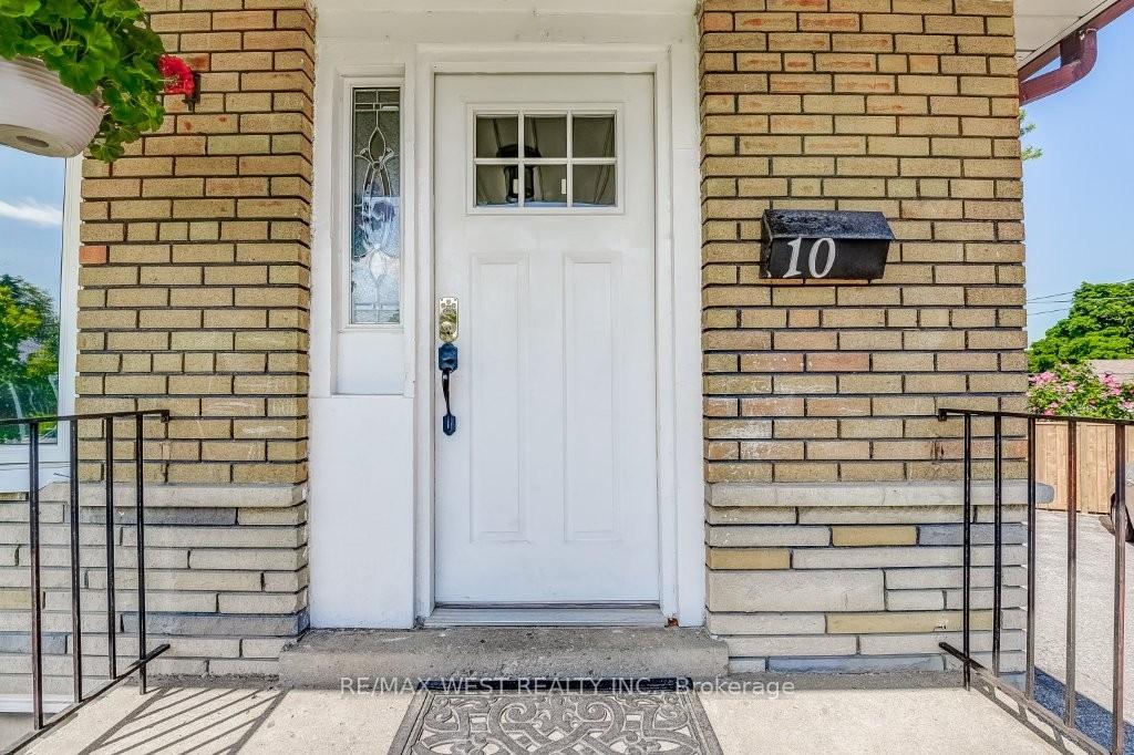 Photo 3 of 10 Rima Court, Etobicoke, Eringate-Centennial-West Deane — HOMEH