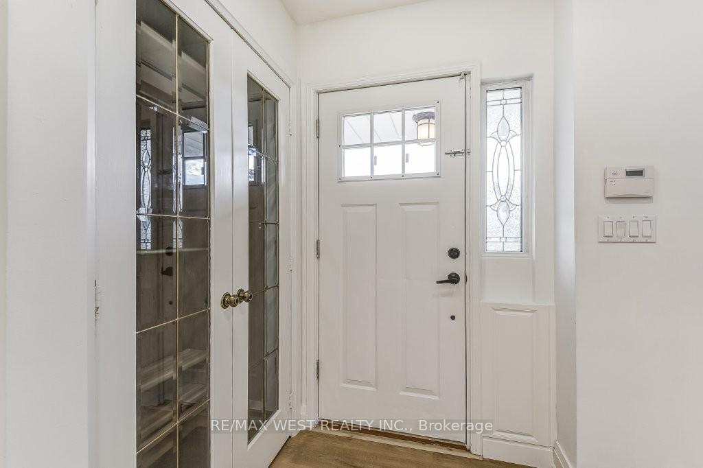 Photo 4 of 10 Rima Court, Etobicoke, Eringate-Centennial-West Deane — HOMEH