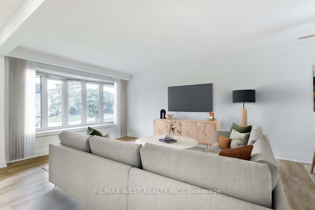 Photo 7 of 10 Rima Court, Etobicoke, Eringate-Centennial-West Deane — HOMEH