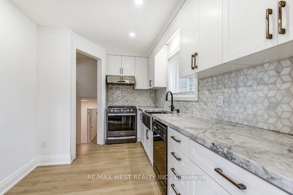 Photo 12 of 10 Rima Court, Etobicoke, Eringate-Centennial-West Deane — HOMEH