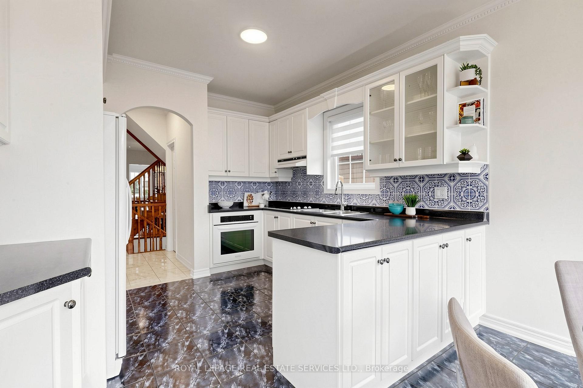 Photo 10 of 256 Earlscourt Avenue, Toronto, Caledonia-Fairbank — HOMEH