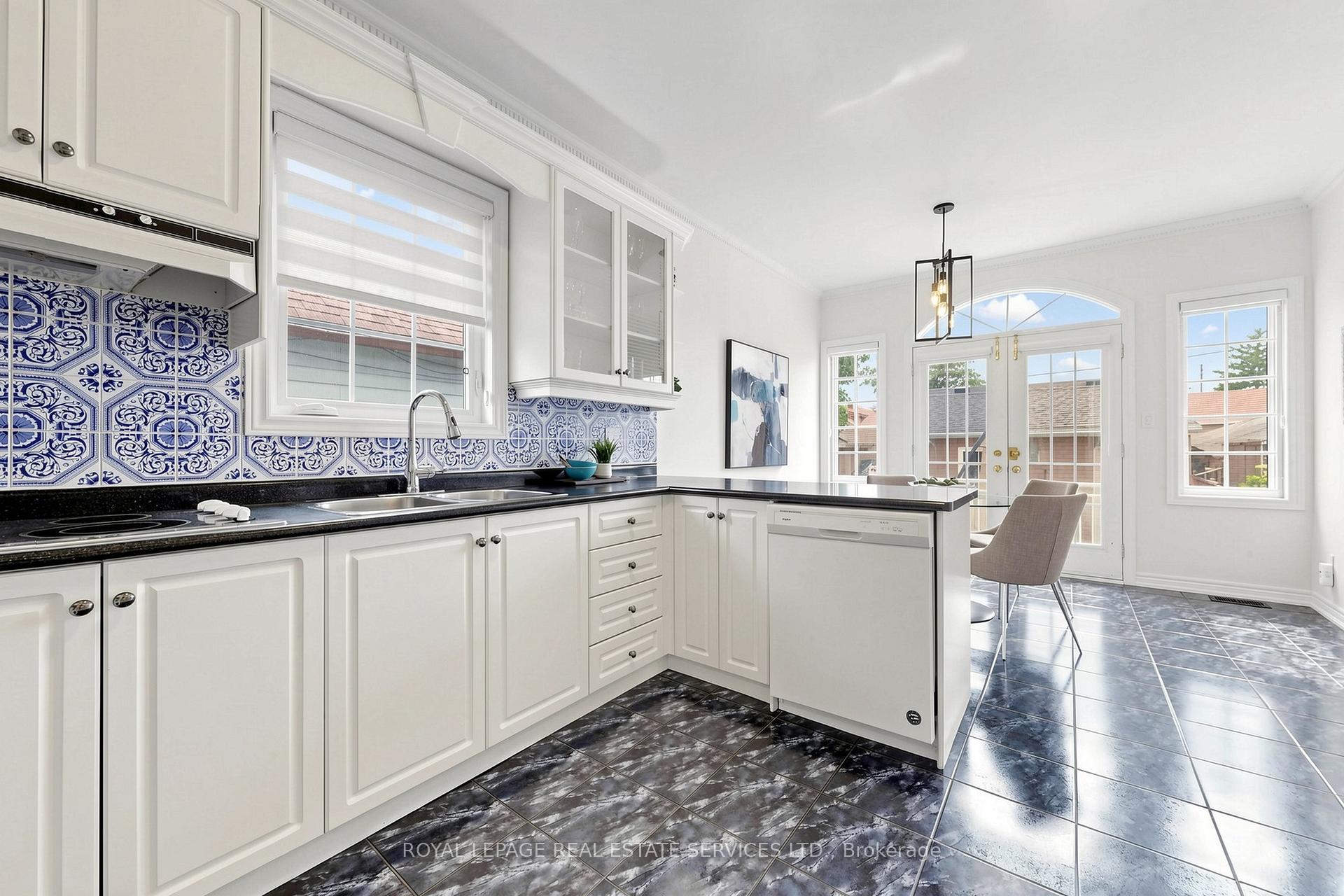 Photo 11 of 256 Earlscourt Avenue, Toronto, Caledonia-Fairbank — HOMEH