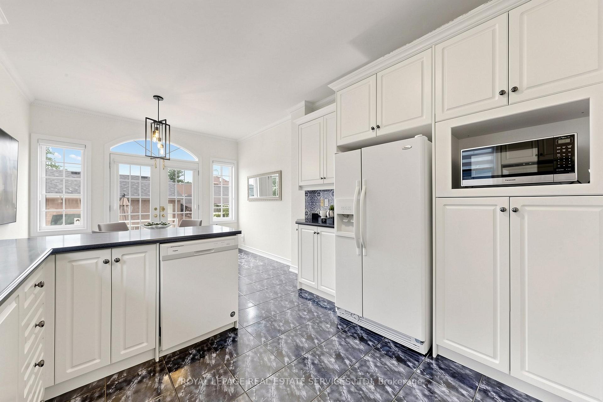 Photo 12 of 256 Earlscourt Avenue, Toronto, Caledonia-Fairbank — HOMEH