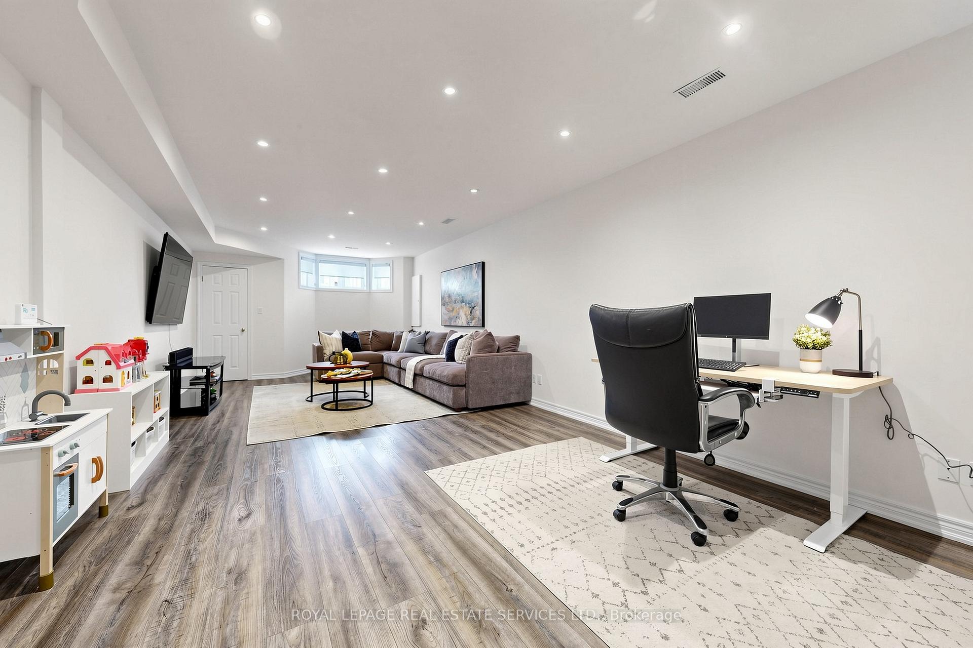 Photo 27 of 256 Earlscourt Avenue, Toronto, Caledonia-Fairbank — HOMEH