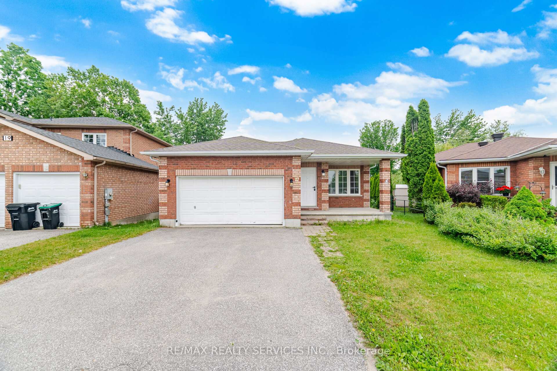 Photo 2 of 17 Sydenham Wells, Barrie, Georgian Drive — HOMEH