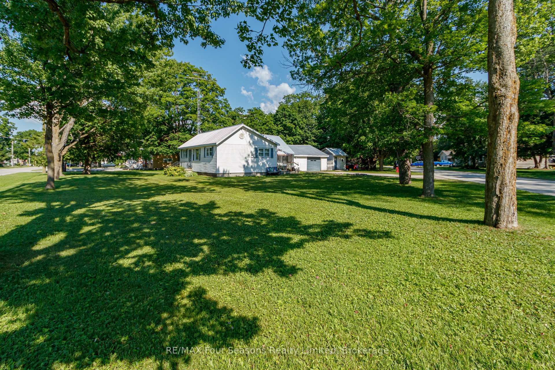 Photo 2 of 201 Sunnidale Street, Clearview, Stayner — HOMEH
