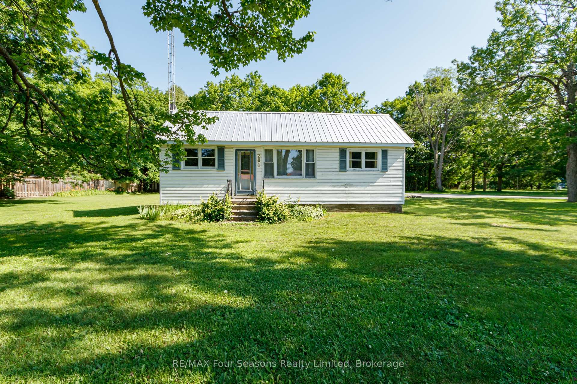 Photo 3 of 201 Sunnidale Street, Clearview, Stayner — HOMEH