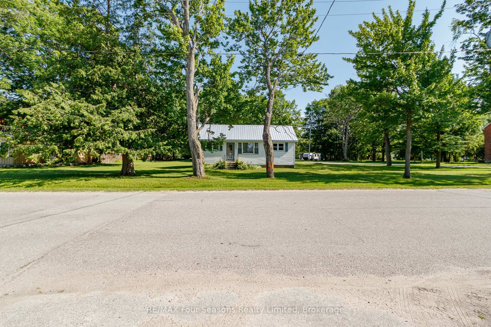 Photo 4 of 201 Sunnidale Street, Clearview, Stayner — HOMEH