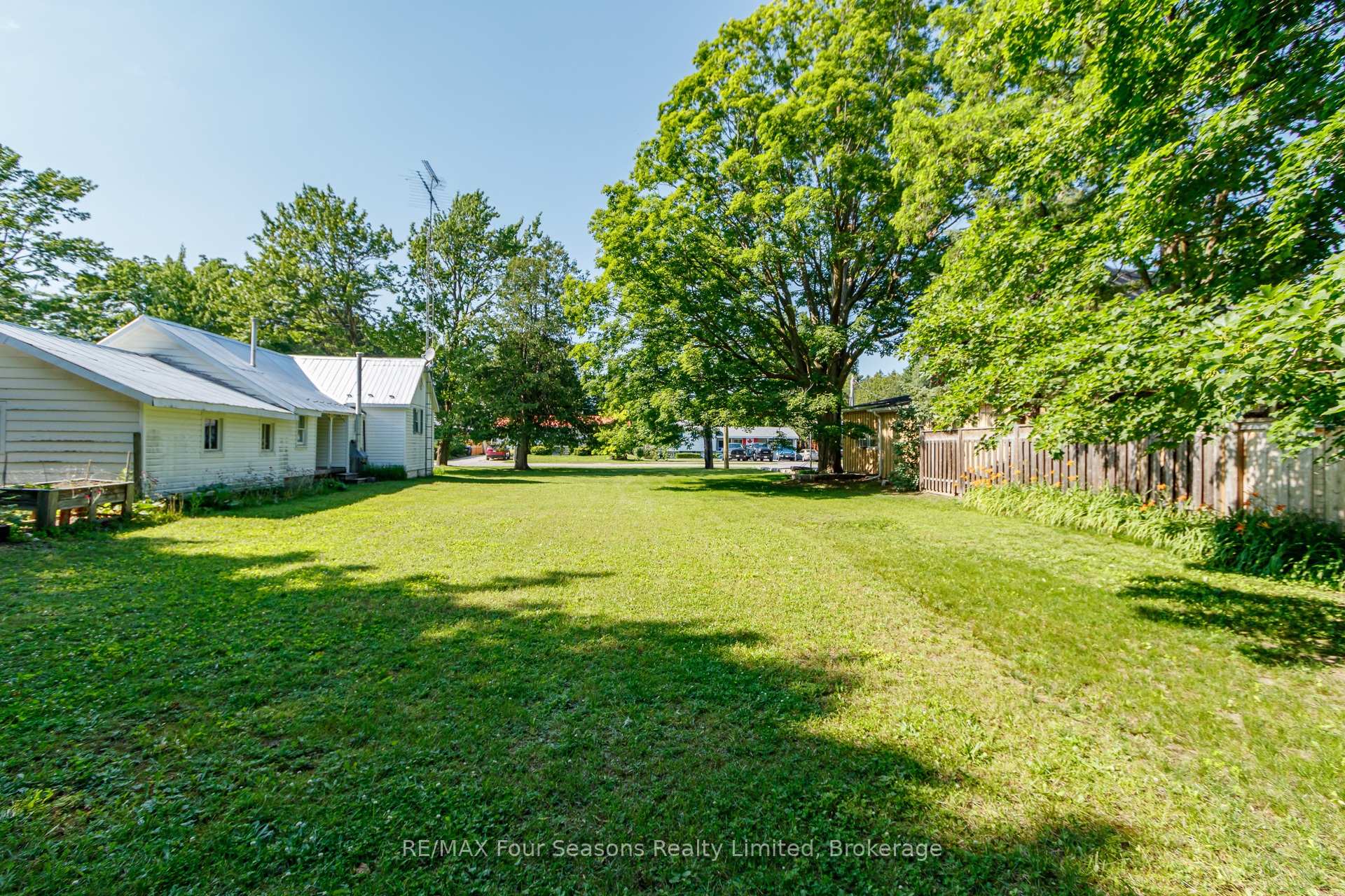 Photo 33 of 201 Sunnidale Street, Clearview, Stayner — HOMEH
