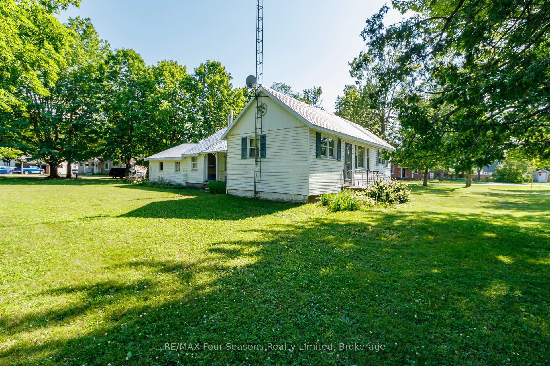 Photo 38 of 201 Sunnidale Street, Clearview, Stayner — HOMEH