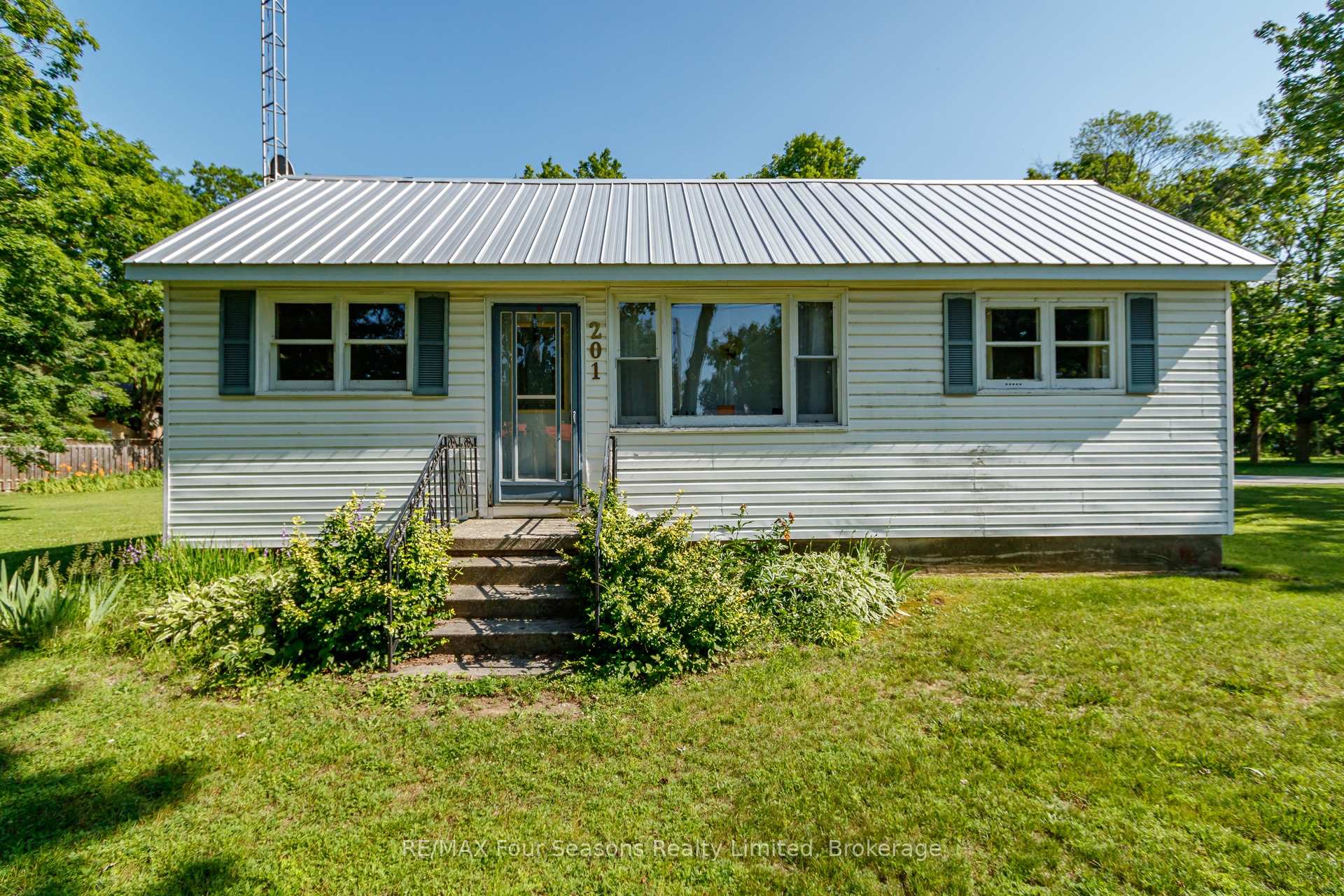 Photo 44 of 201 Sunnidale Street, Clearview, Stayner — HOMEH