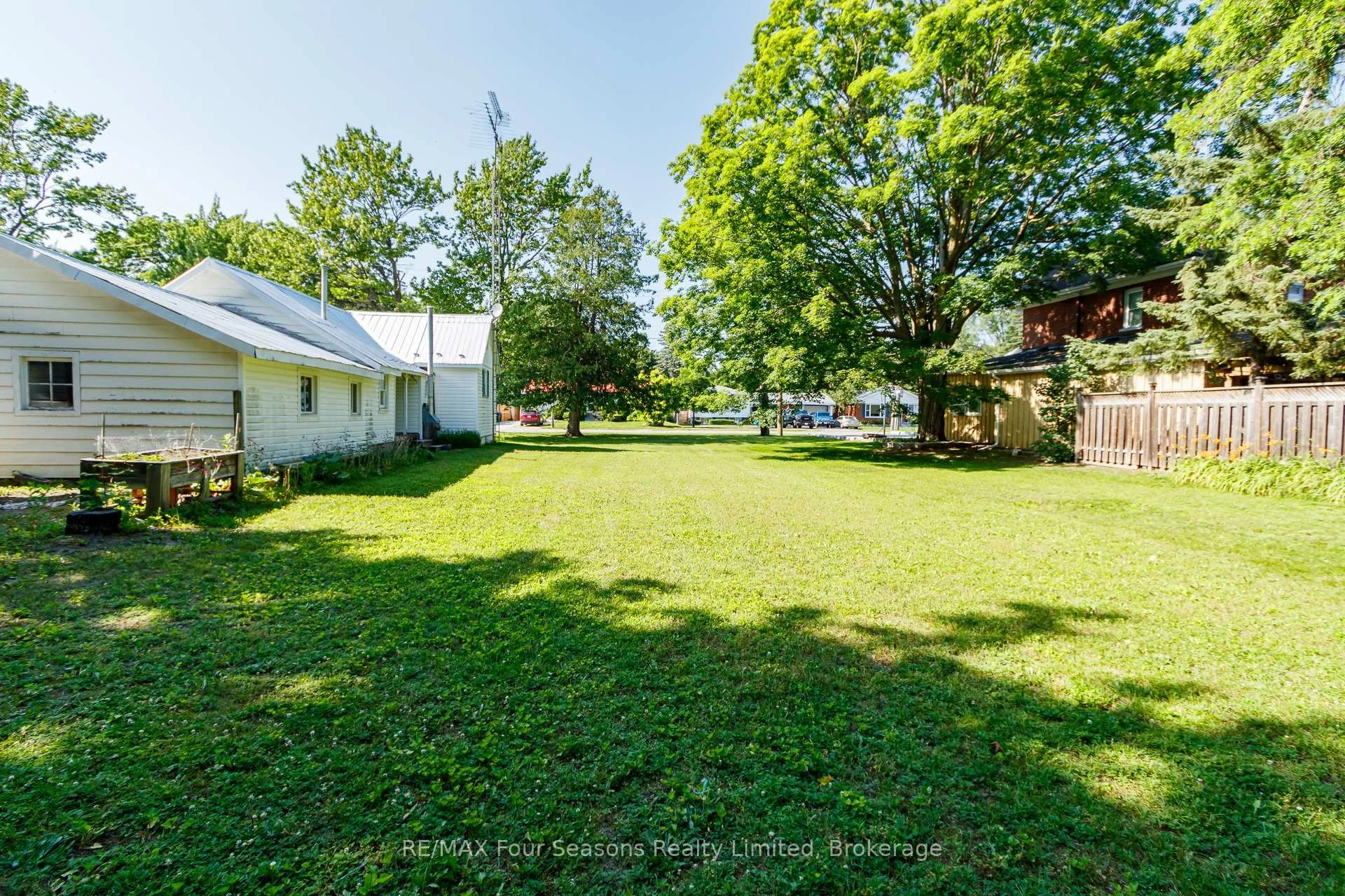 Photo 43 of 201 Sunnidale Street, Clearview, Stayner — HOMEH