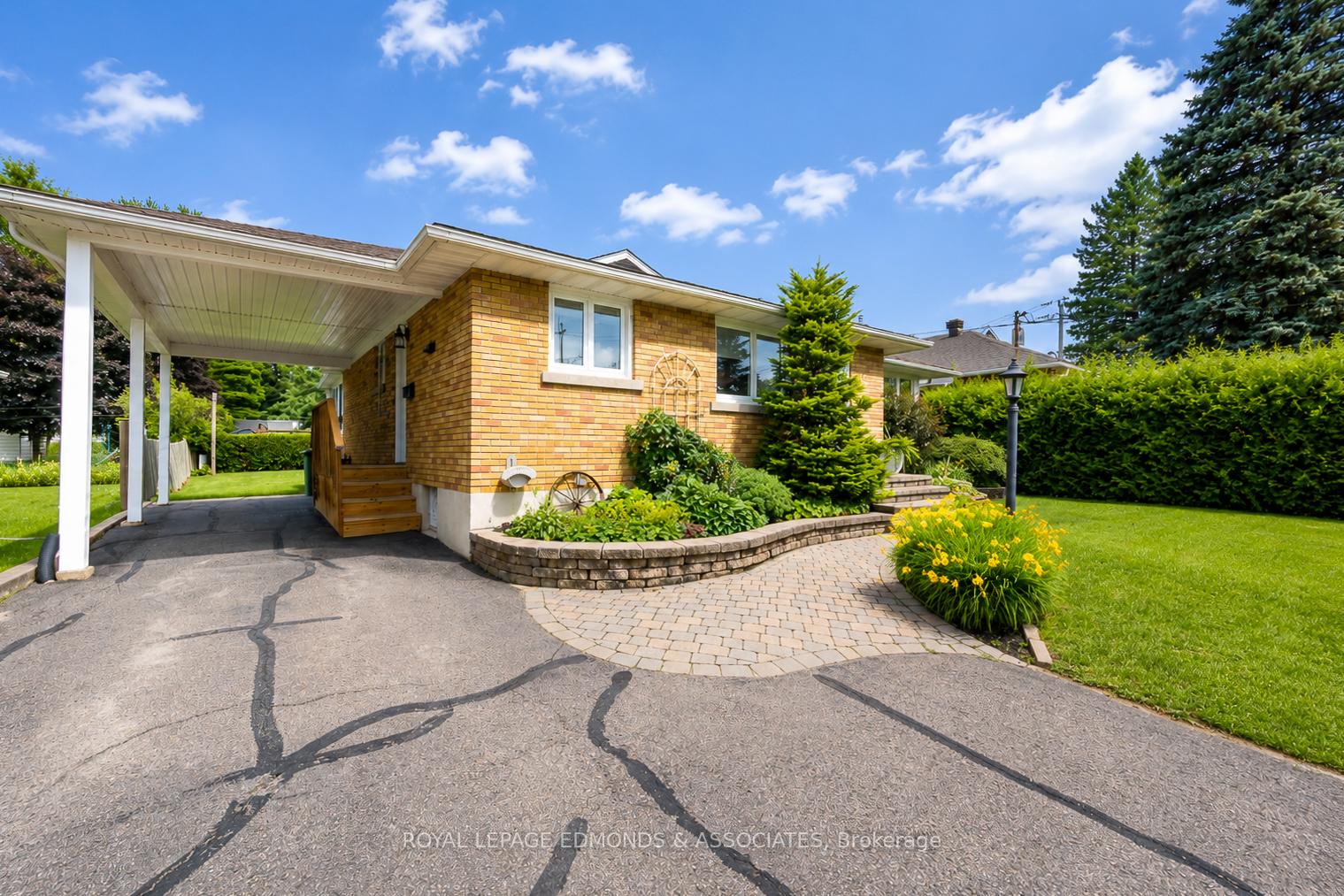 Photo 2 of 532 Herbert Street, Pembroke, Pembroke — HOMEH