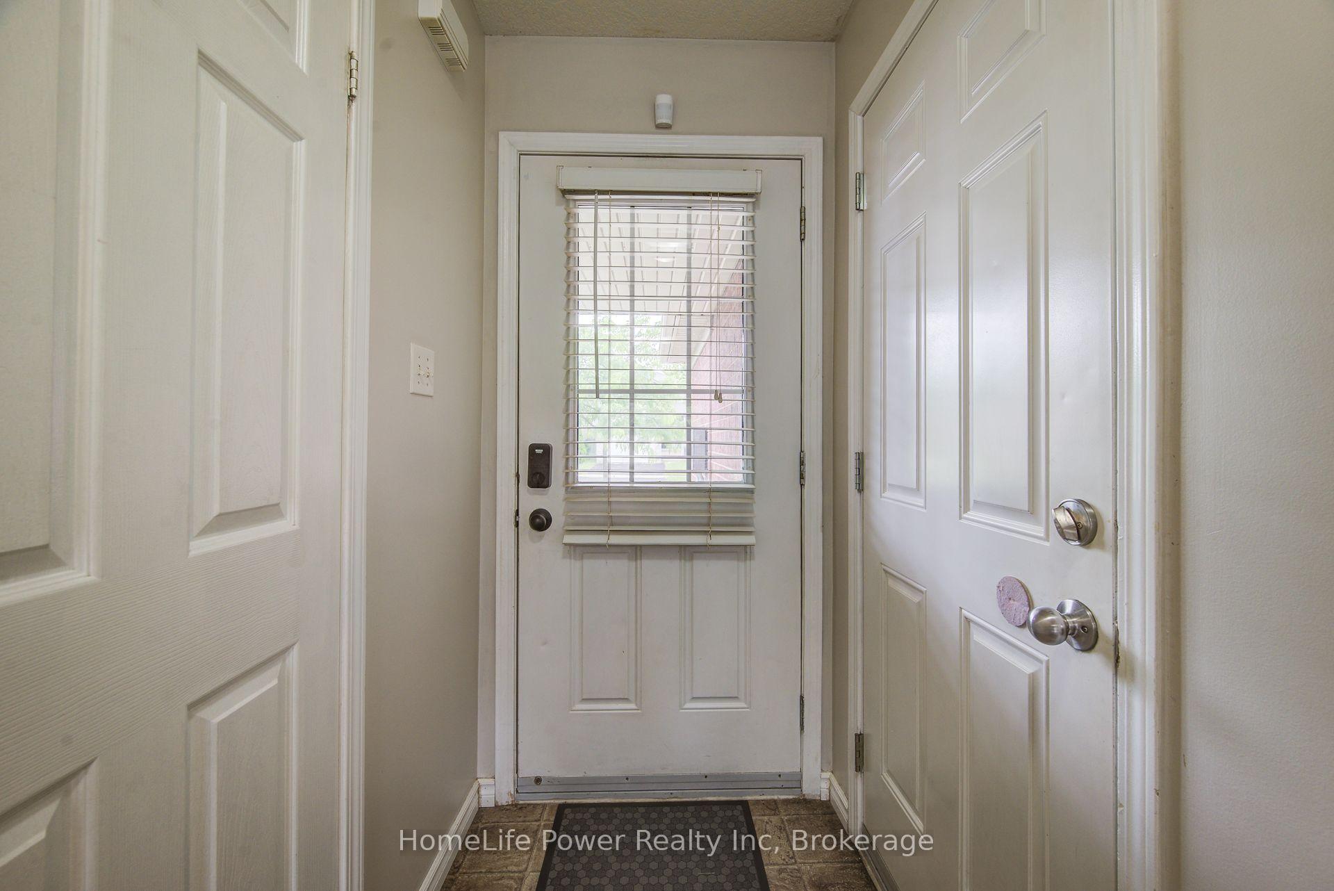 Photo 4 of 208 Featherstone Crescent, Kitchener, Huron Park — HOMEH