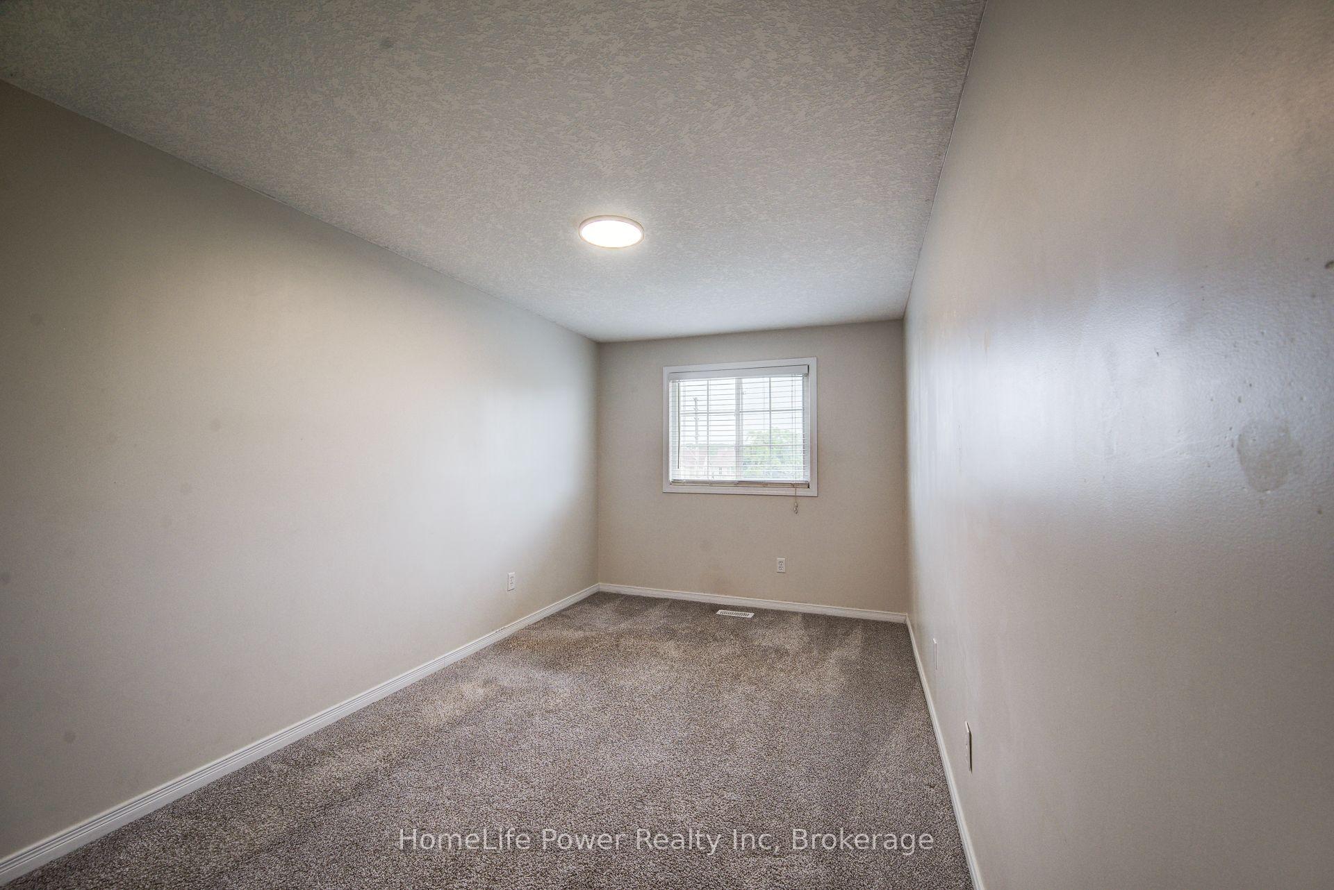 Photo 20 of 208 Featherstone Crescent, Kitchener, Huron Park — HOMEH