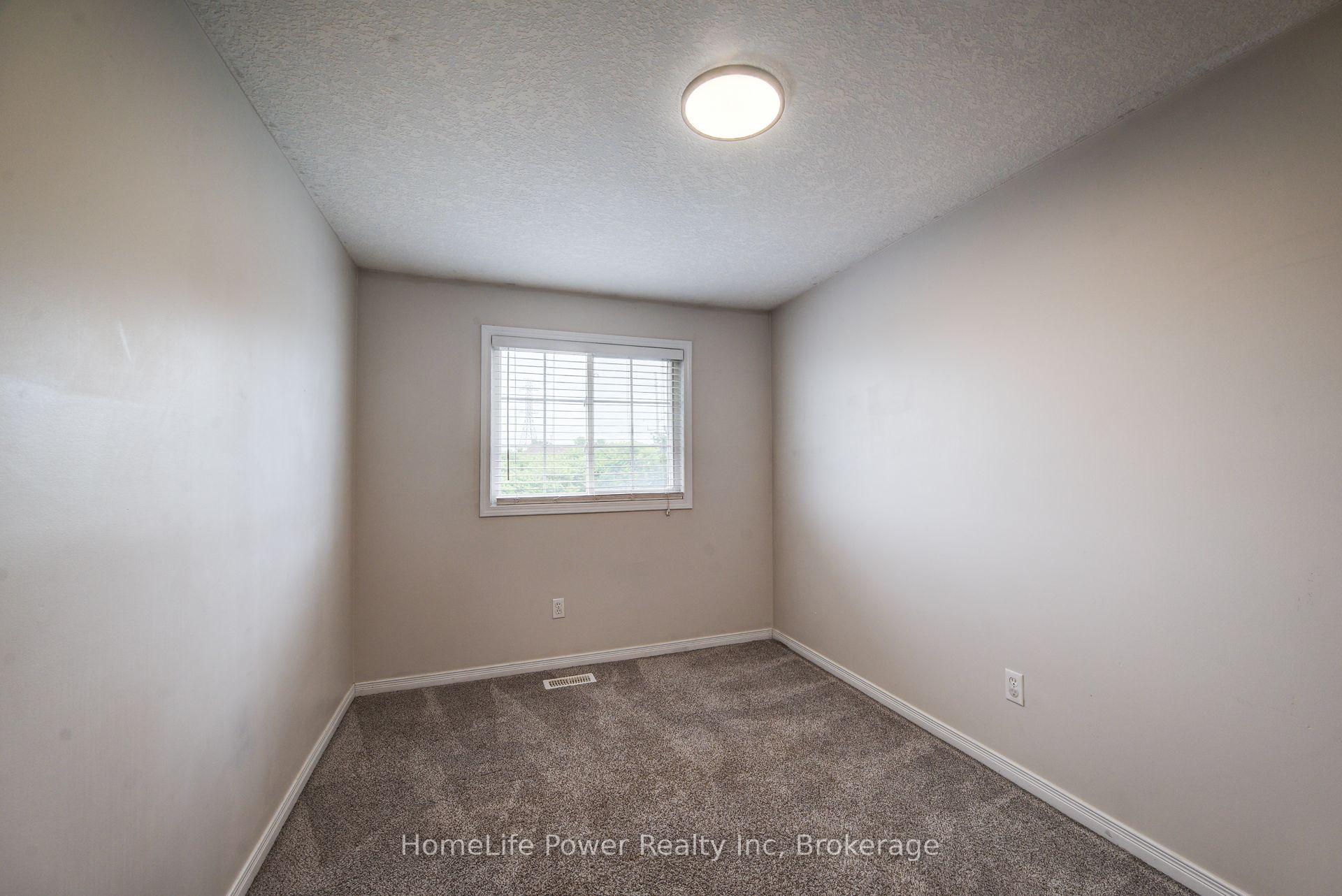 Photo 22 of 208 Featherstone Crescent, Kitchener, Huron Park — HOMEH