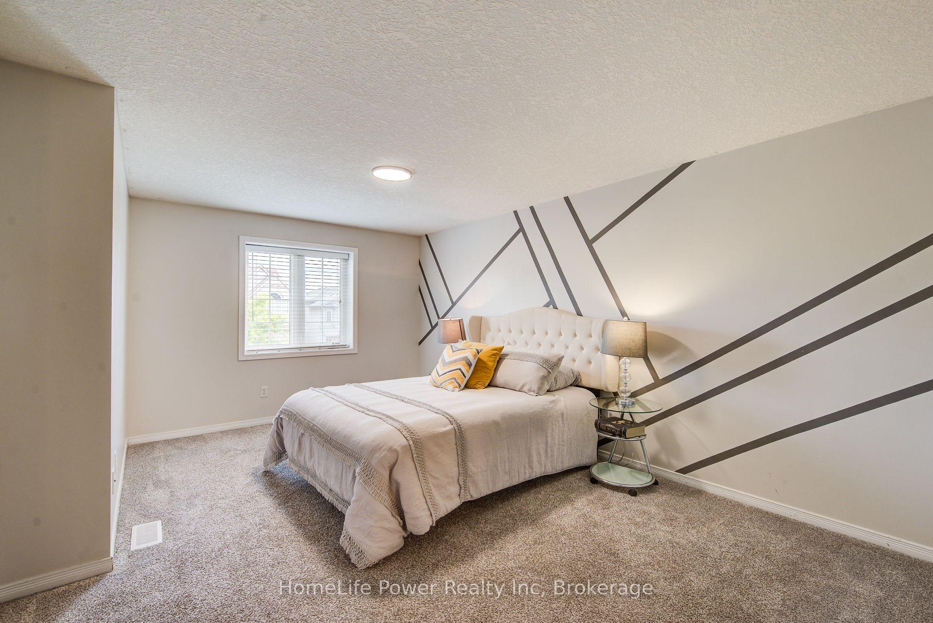 Photo 25 of 208 Featherstone Crescent, Kitchener, Huron Park — HOMEH