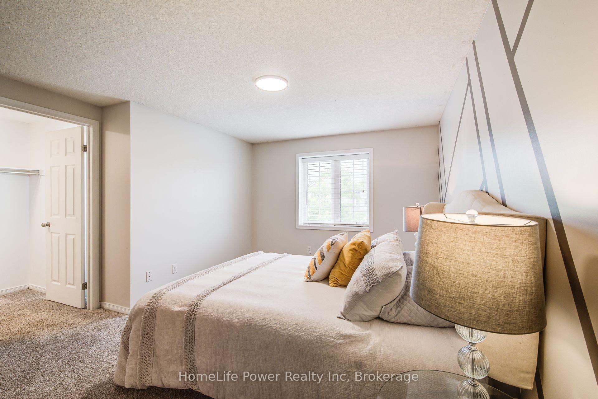 Photo 26 of 208 Featherstone Crescent, Kitchener, Huron Park — HOMEH