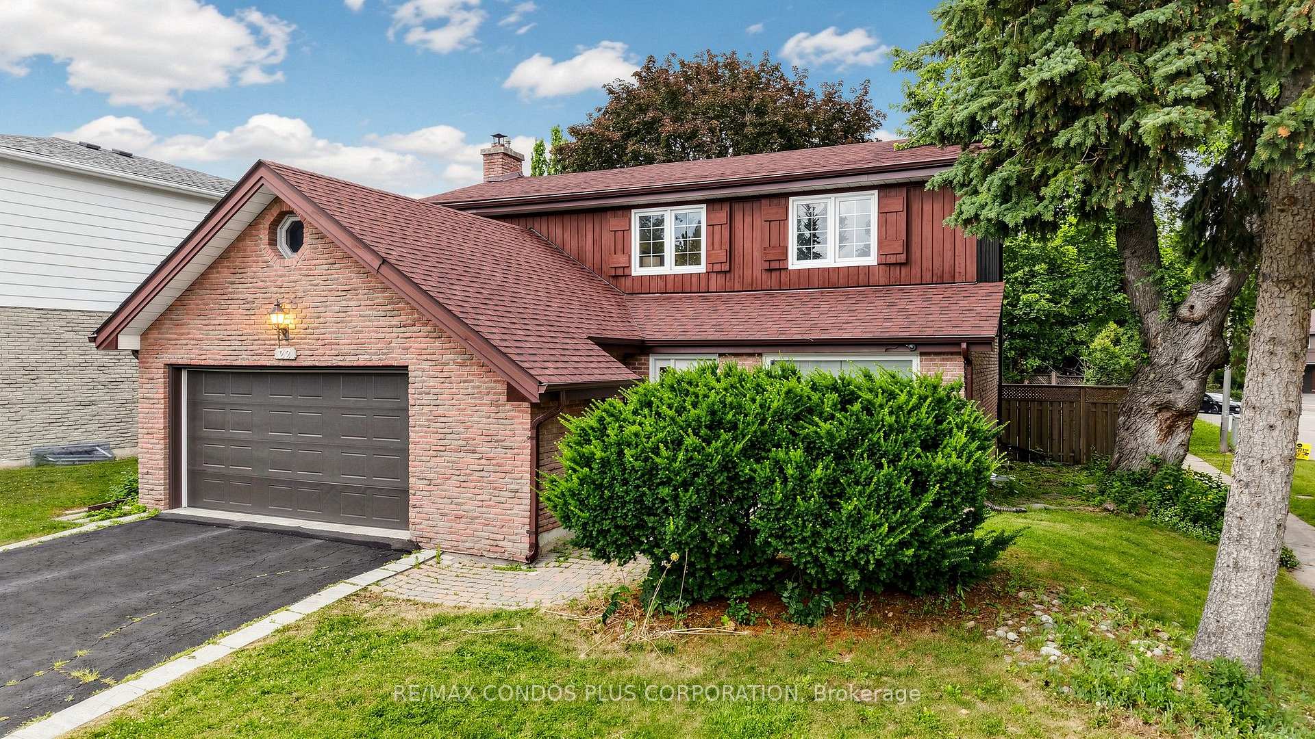 Photo 2 of 22 Denlow Boulevard, North York, Banbury-Don Mills — HOMEH