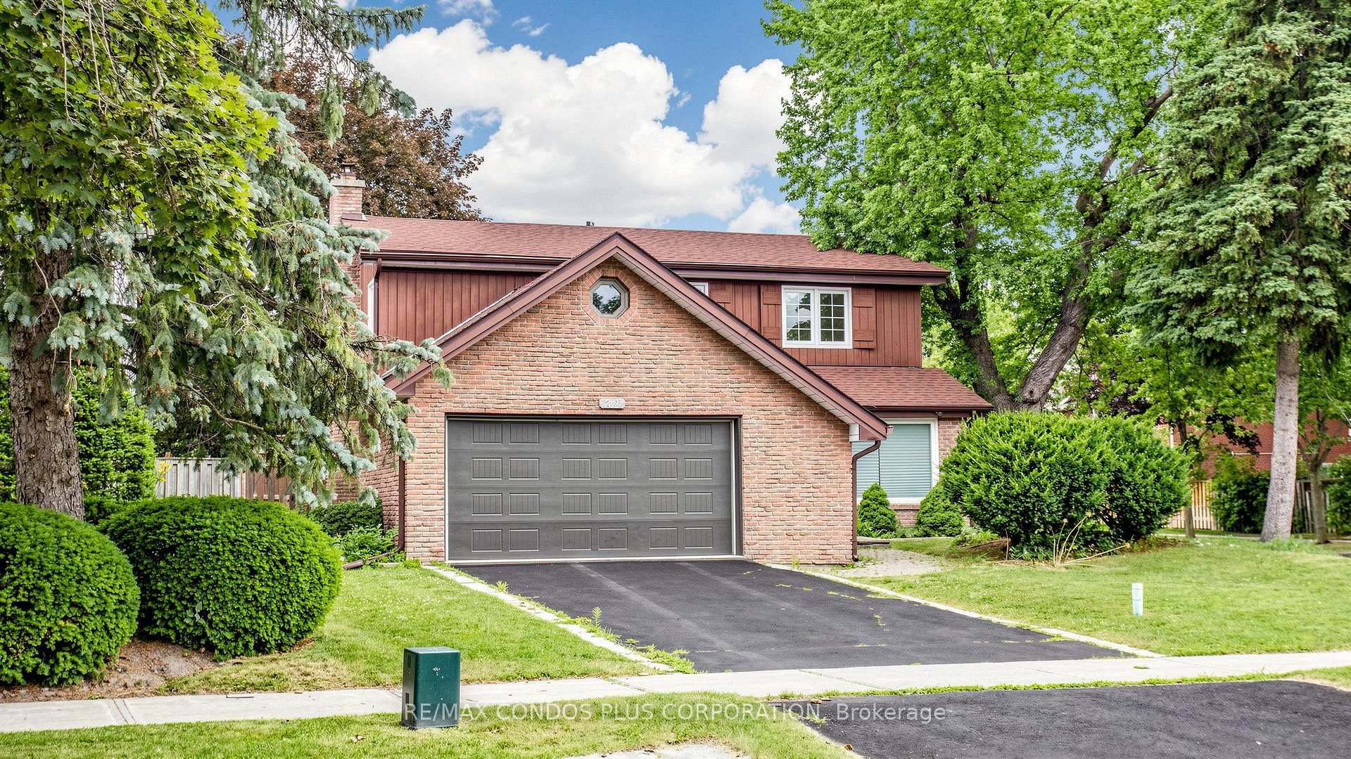 Photo 3 of 22 Denlow Boulevard, North York, Banbury-Don Mills — HOMEH