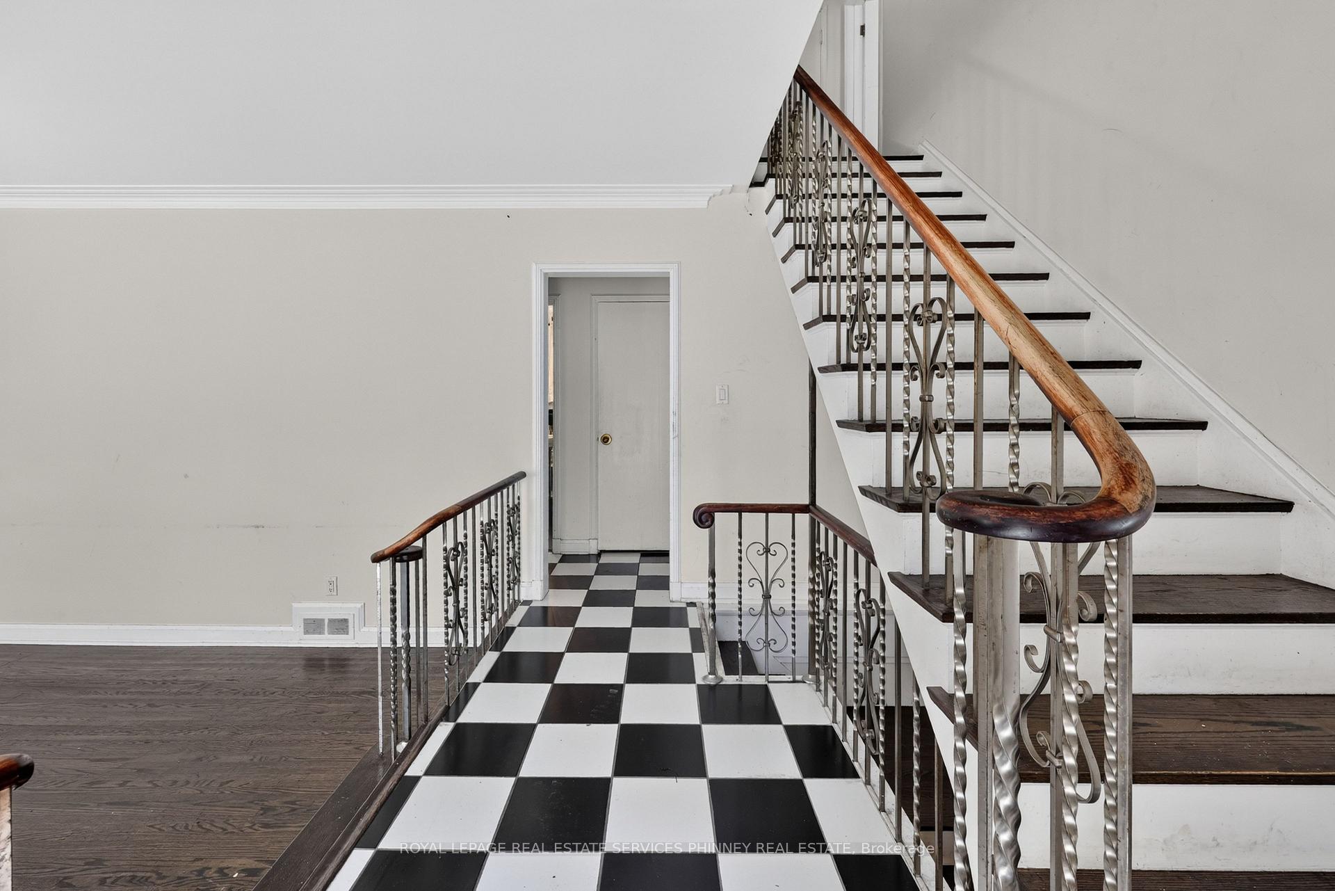 Photo 3 of 52 Valecrest Drive, Etobicoke, Edenbridge-Humber Valley — HOMEH